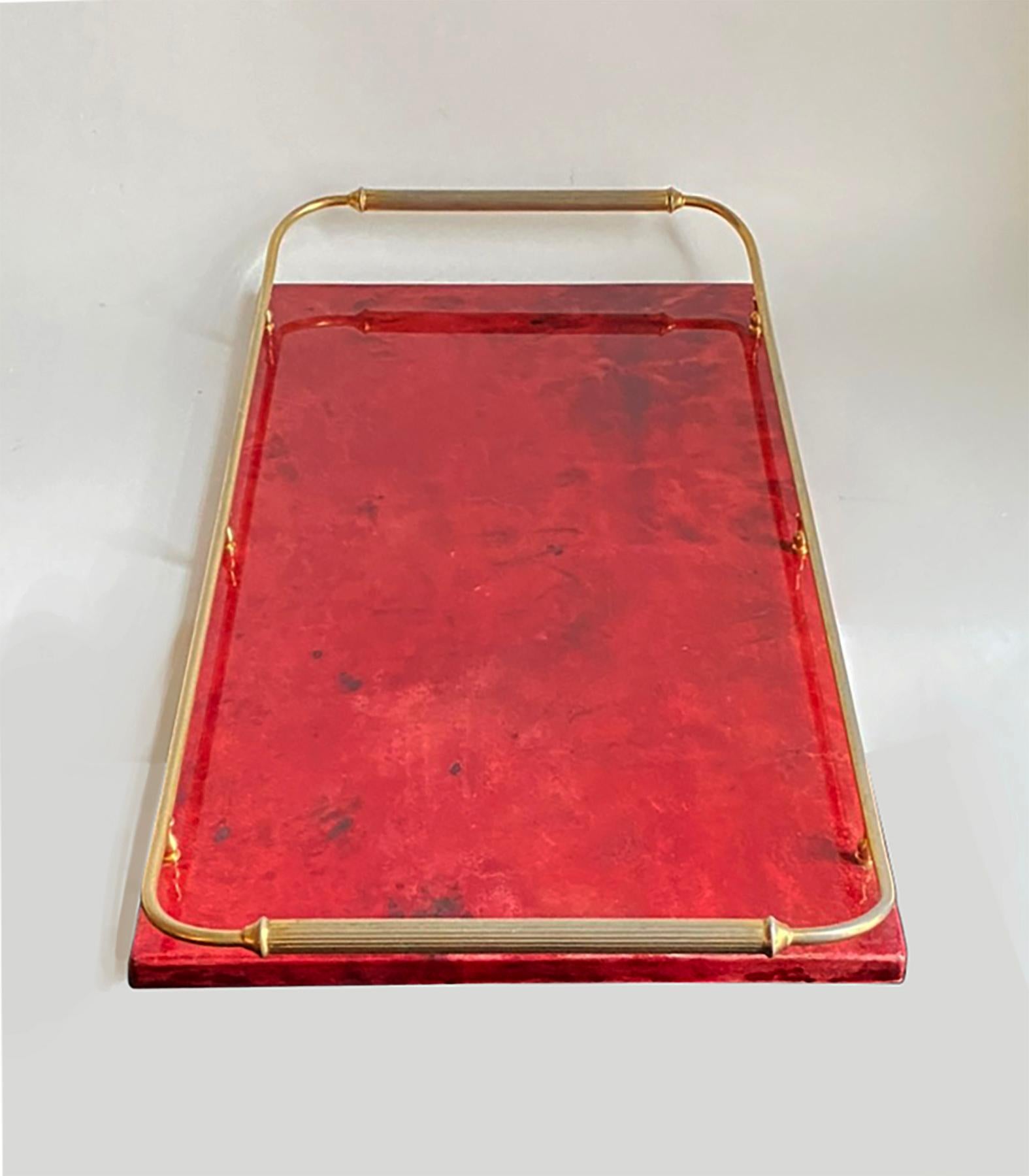 Ottone Vassoio da bar di Aldo Tura -- Pelle di capra rossa e ottone -- Metà secolo italiano in vendita