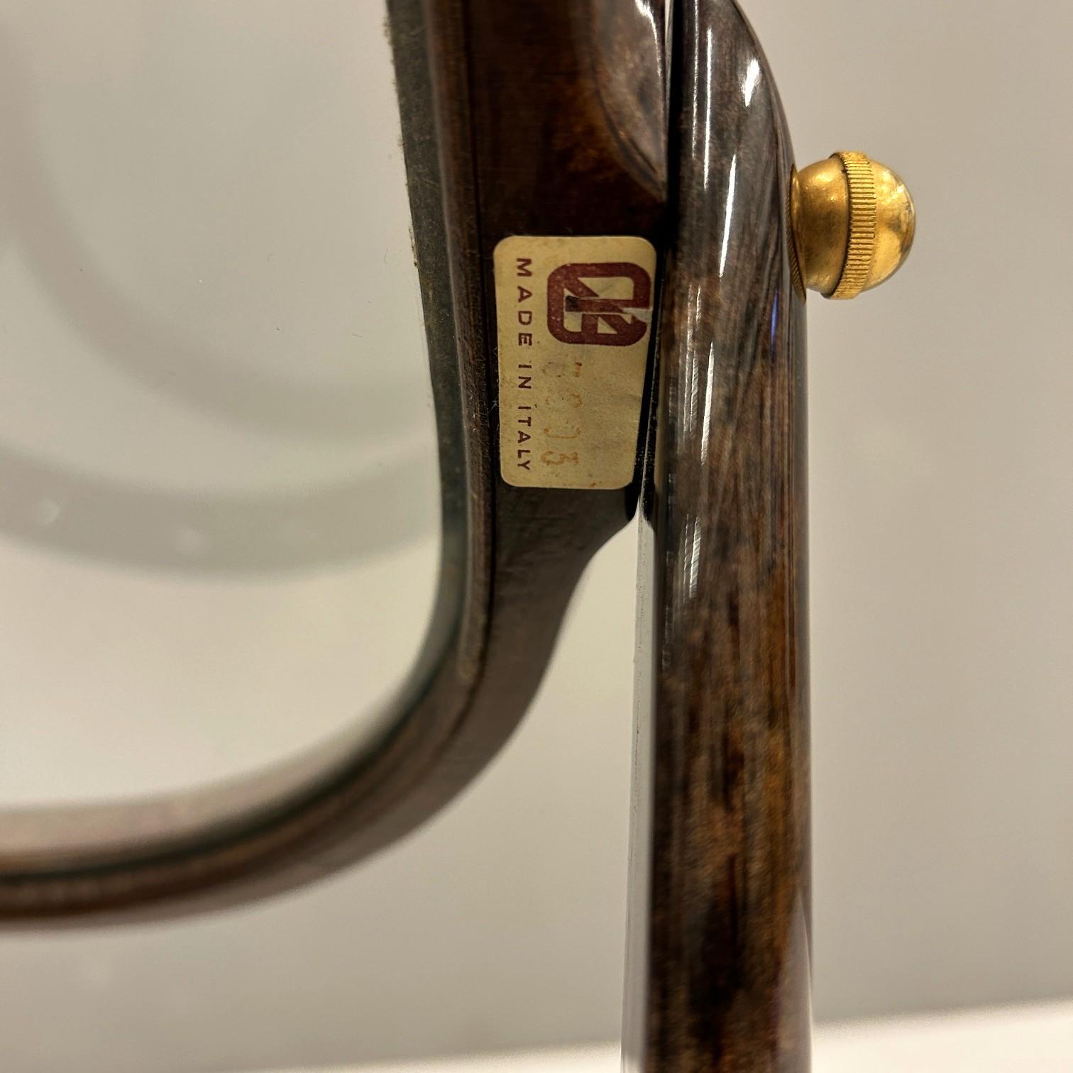 Chariot de service d'Aldo Tura à trois niveaux en verre.
Le cadre est en bois recouvert d'une peau de chèvre teintée en brun.
La fermeté variable du cuir crée des structures ressemblant à du bois de racines lorsqu'il est teinté dans différentes