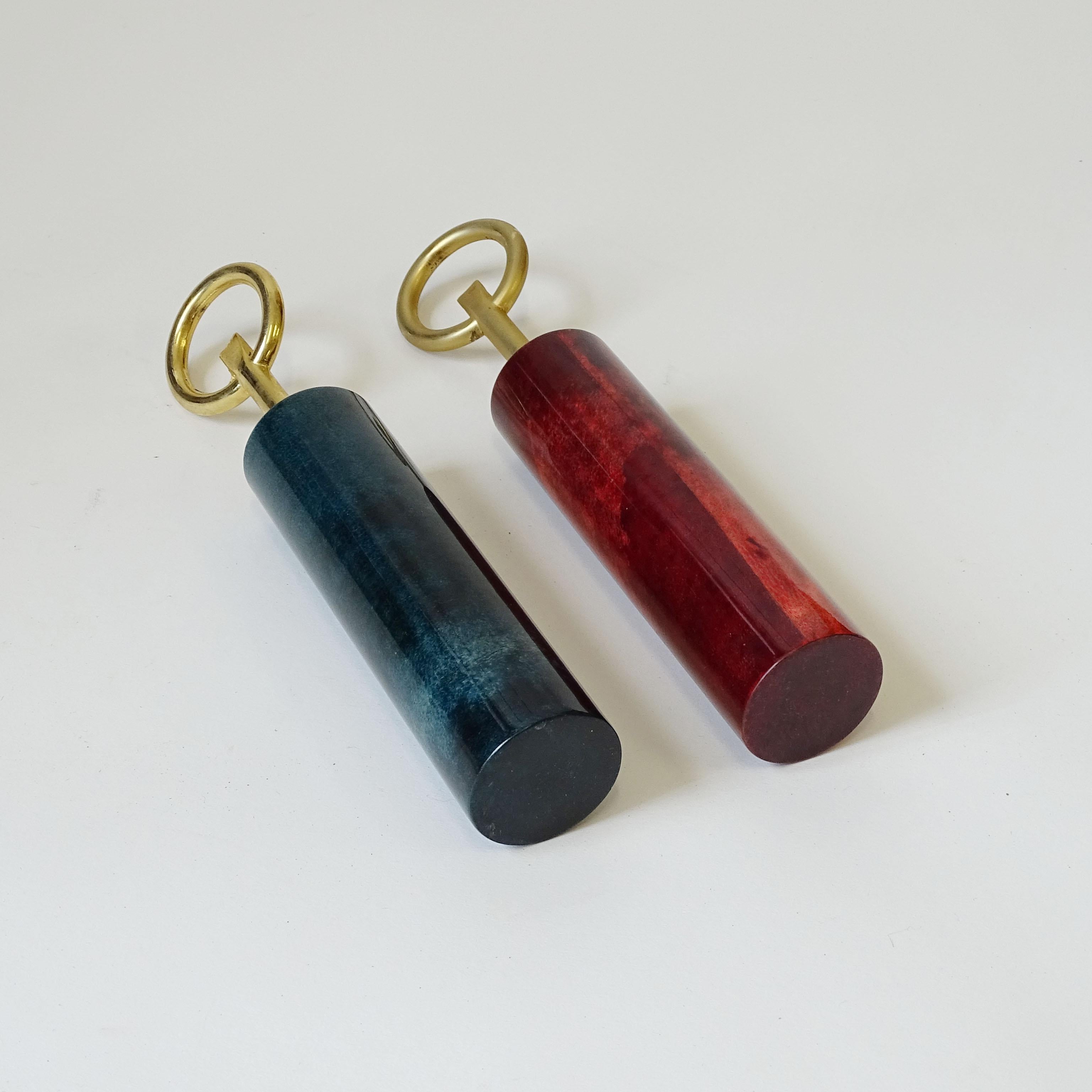 Aldo Tura Juego de dos abrebotellas de pergamino de piel de cabra y latón, Italia Años 60 en Excelente estado para la venta en Milan, IT
