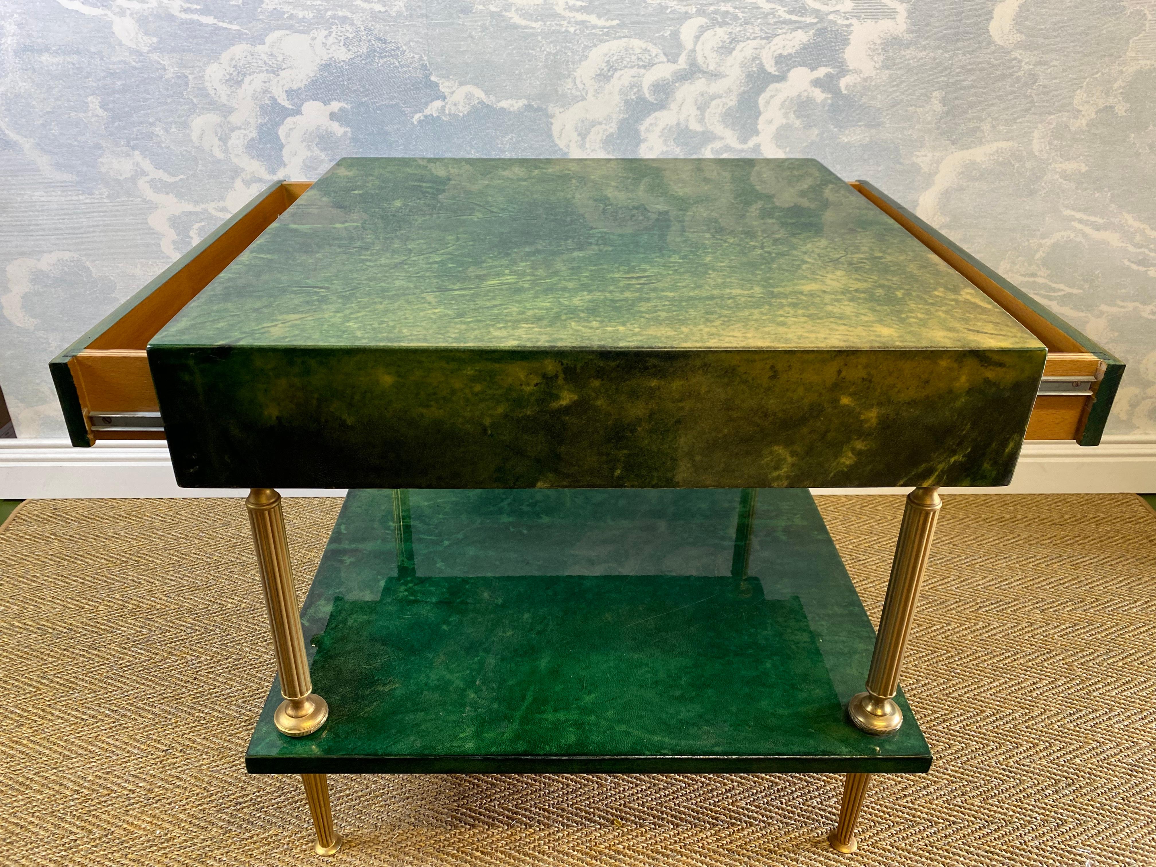 Laiton Table d'appoint Aldo Tura vert émeraude avec pieds en laiton et deux tiroirs en vente