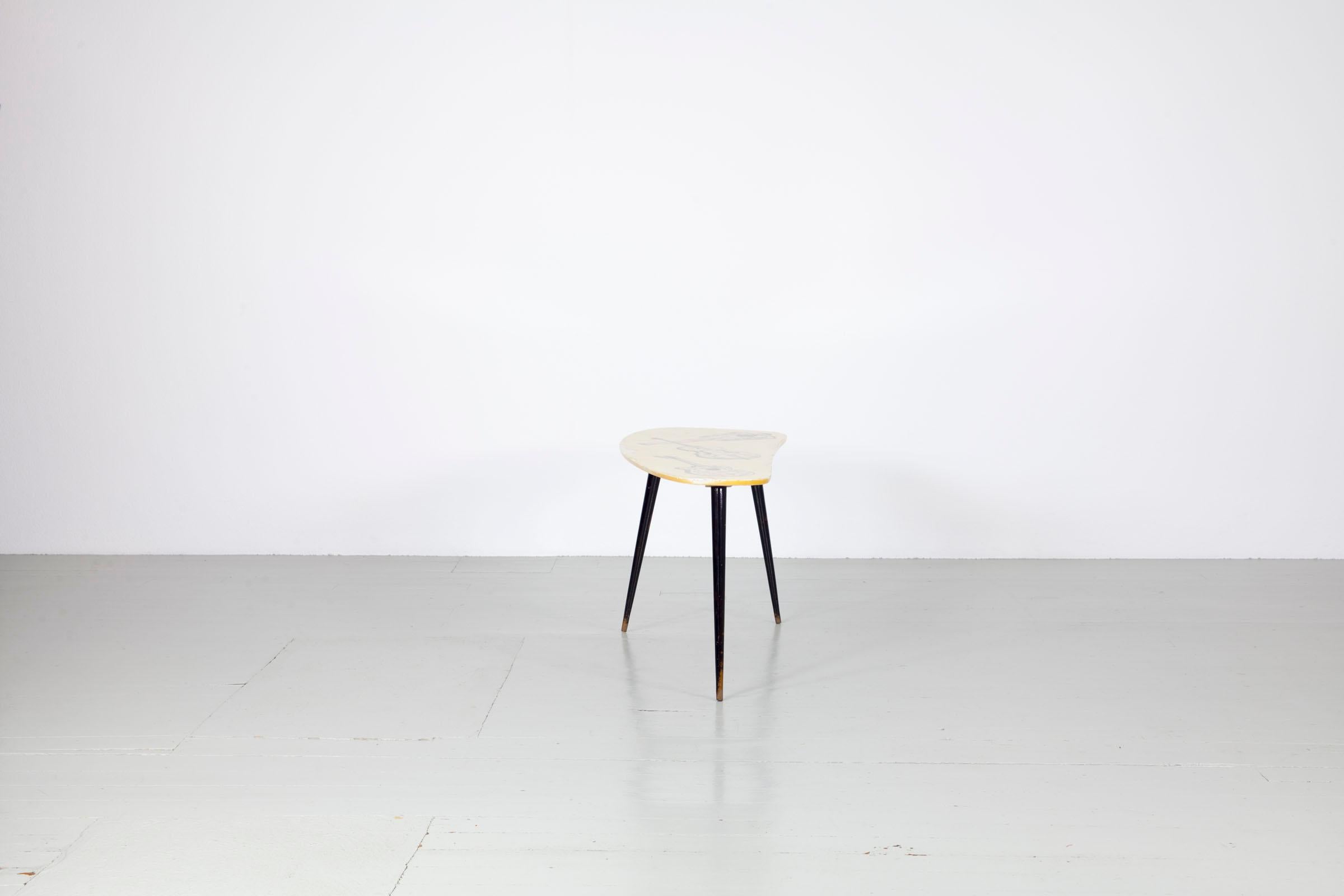 Aldo Tura Side Table mit guitar motif, Italy 1950s In Fair Condition For Sale In Wolfurt, AT