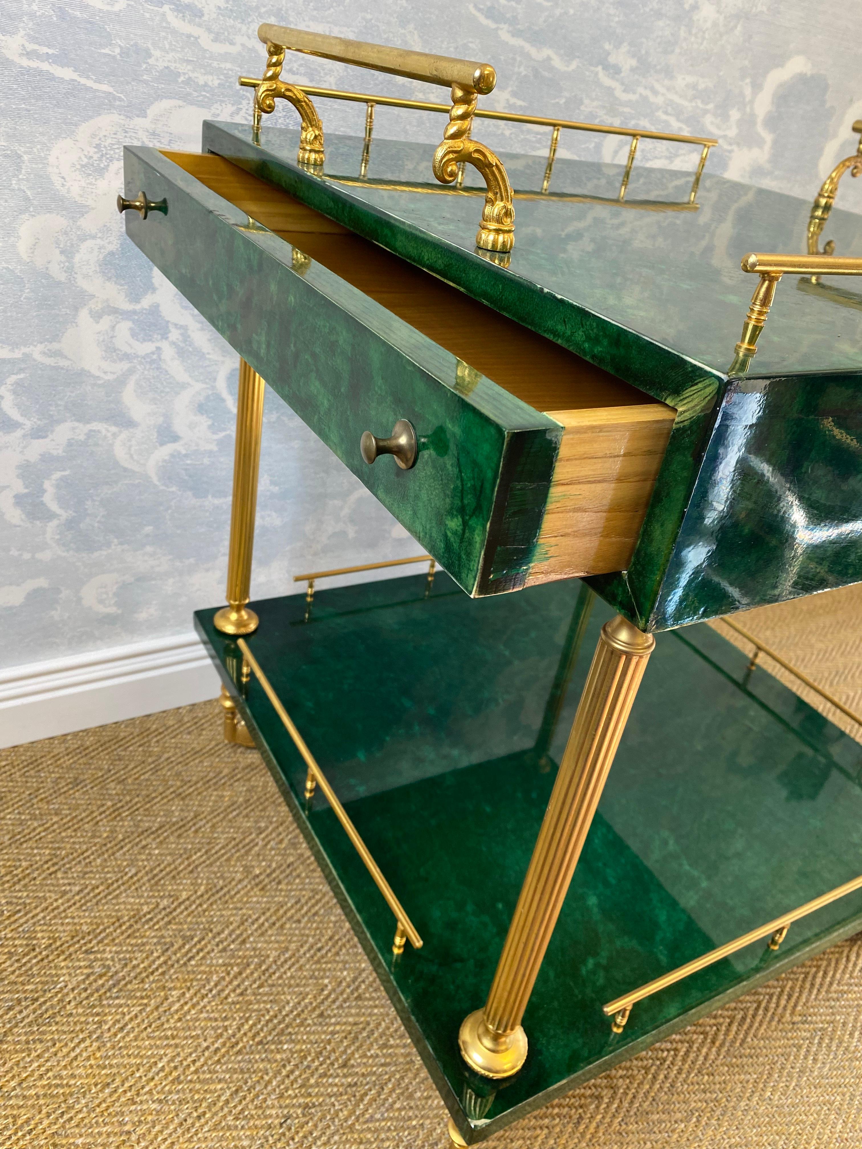 Milieu du XXe siècle Table d'appoint Aldo Tura sur roues en vert émeraude avec détails en laiton et 2 tiroirs en vente
