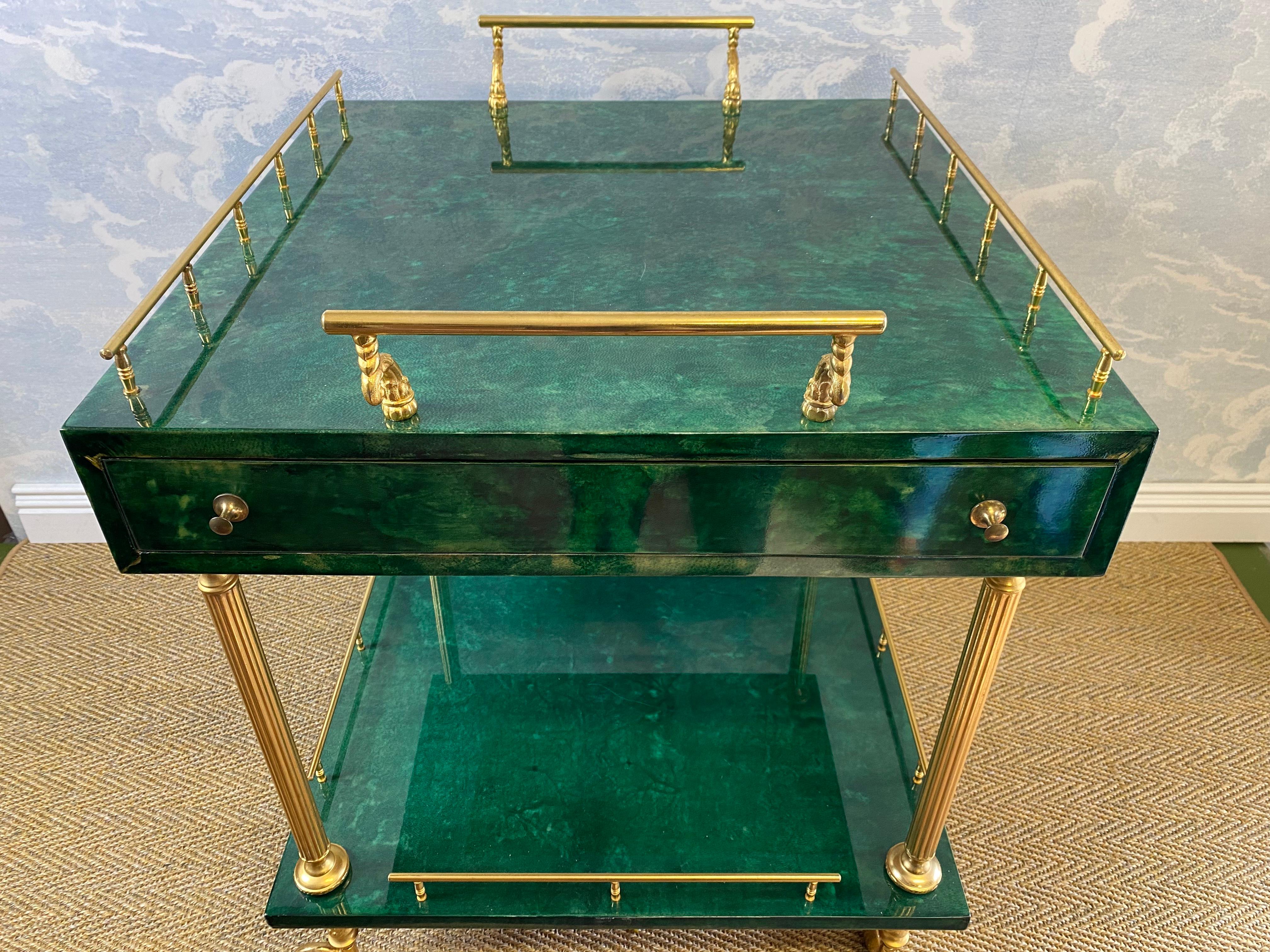 Table d'appoint Aldo Tura sur roues en vert émeraude avec détails en laiton et 2 tiroirs en vente 1