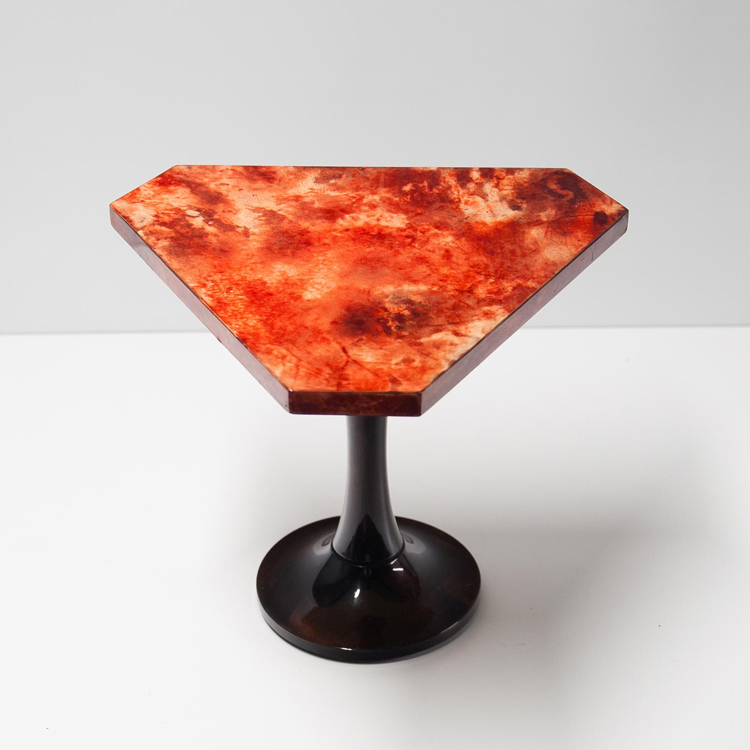 Aldo Tura, roter dreieckiger Beistelltisch, 1960er Jahre (Moderne der Mitte des Jahrhunderts) im Angebot