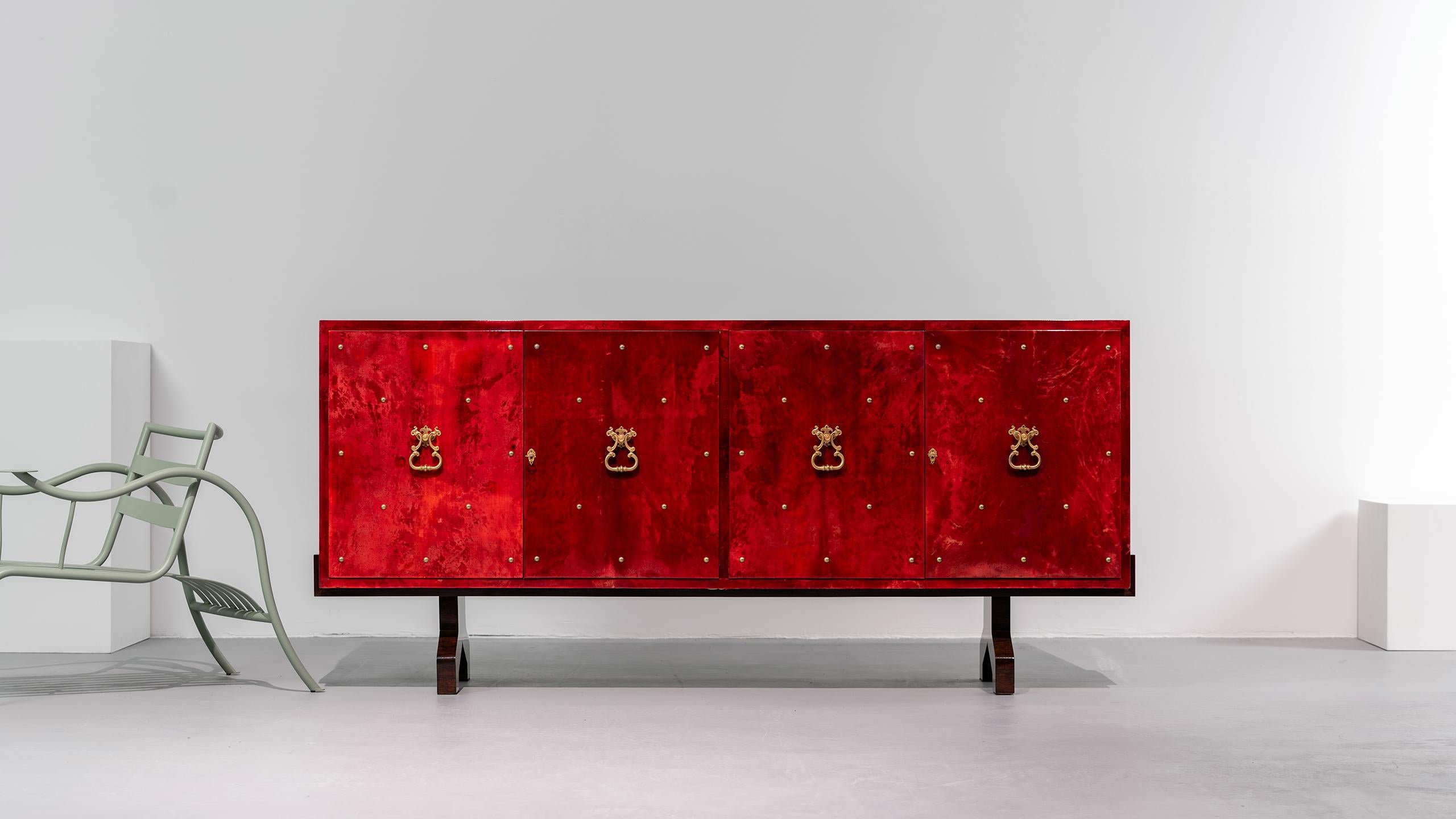 Hollywood Regency-Sideboard aus rotem Ziegenleder mit Messingdetails von Aldo Tura, Italien im Angebot 2
