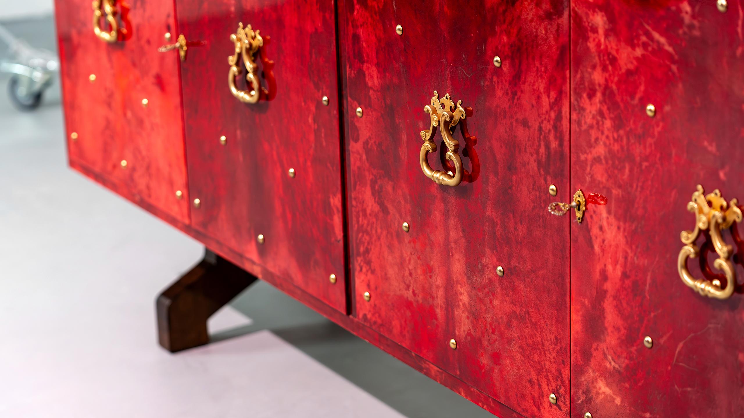 Hollywood Regency-Sideboard aus rotem Ziegenleder mit Messingdetails von Aldo Tura, Italien im Angebot 4