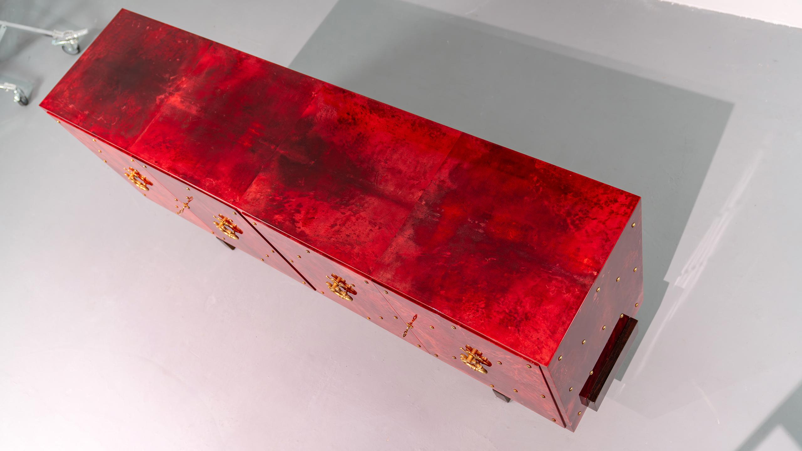 Hollywood Regency-Sideboard aus rotem Ziegenleder mit Messingdetails von Aldo Tura, Italien im Angebot 11