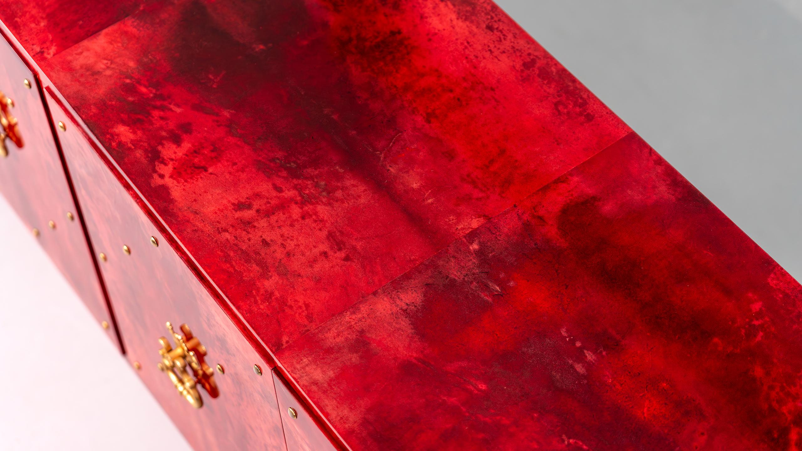 Hollywood Regency-Sideboard aus rotem Ziegenleder mit Messingdetails von Aldo Tura, Italien im Angebot 12