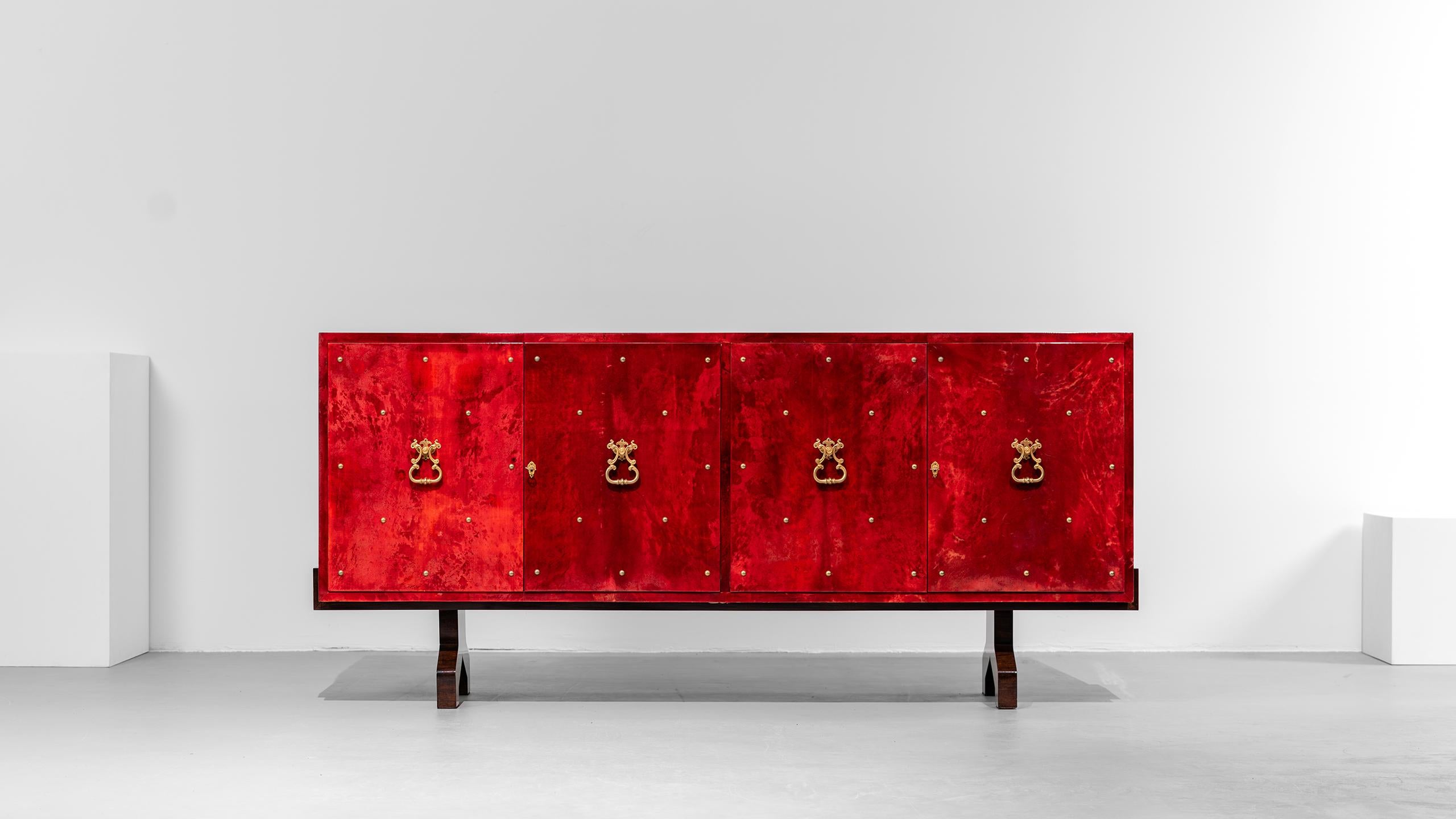 Aldo Tura Aparador Piel de Cabra Roja Tablero Alto Detalles de Latón Hollywood Regency Italia mediados del siglo XX en venta