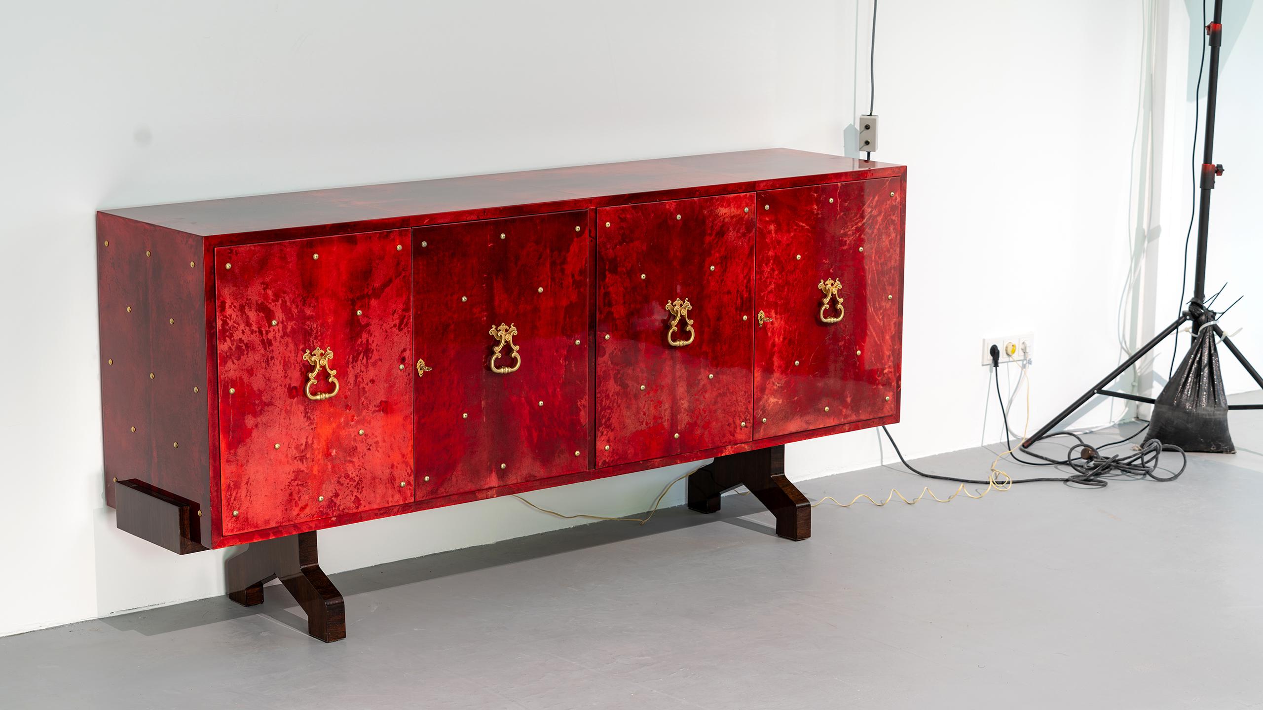 Hollywood Regency-Sideboard aus rotem Ziegenleder mit Messingdetails von Aldo Tura, Italien im Angebot 1