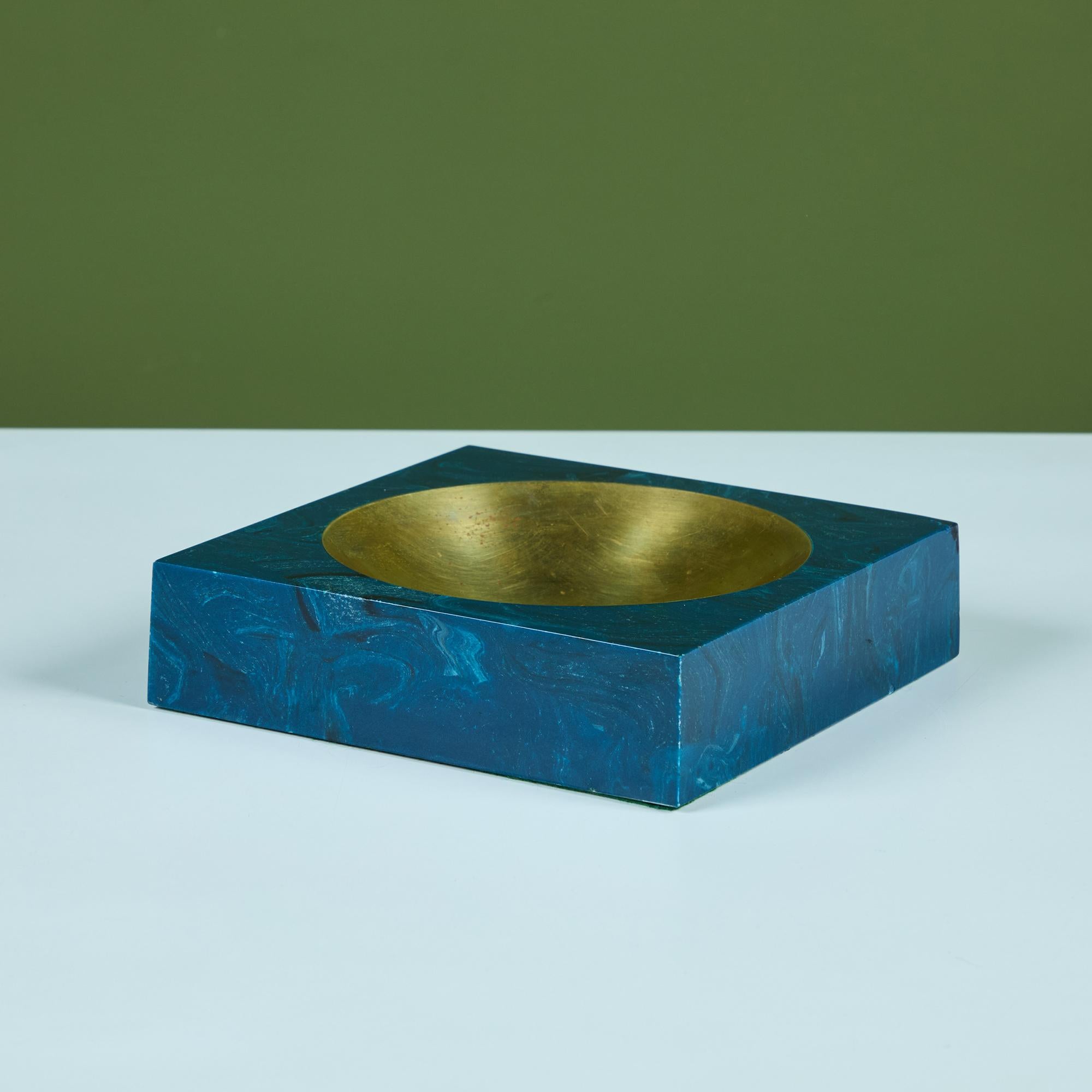 Posacenere quadrato in resina con pozzetto rotondo in ottone di Aldo Tura, anni '60 circa, Italia. Il posacenere ha un corpo in resina marmorizzata bluastra con un pozzetto centrale in ottone. Questo pezzo può essere utilizzato per la sua funzione