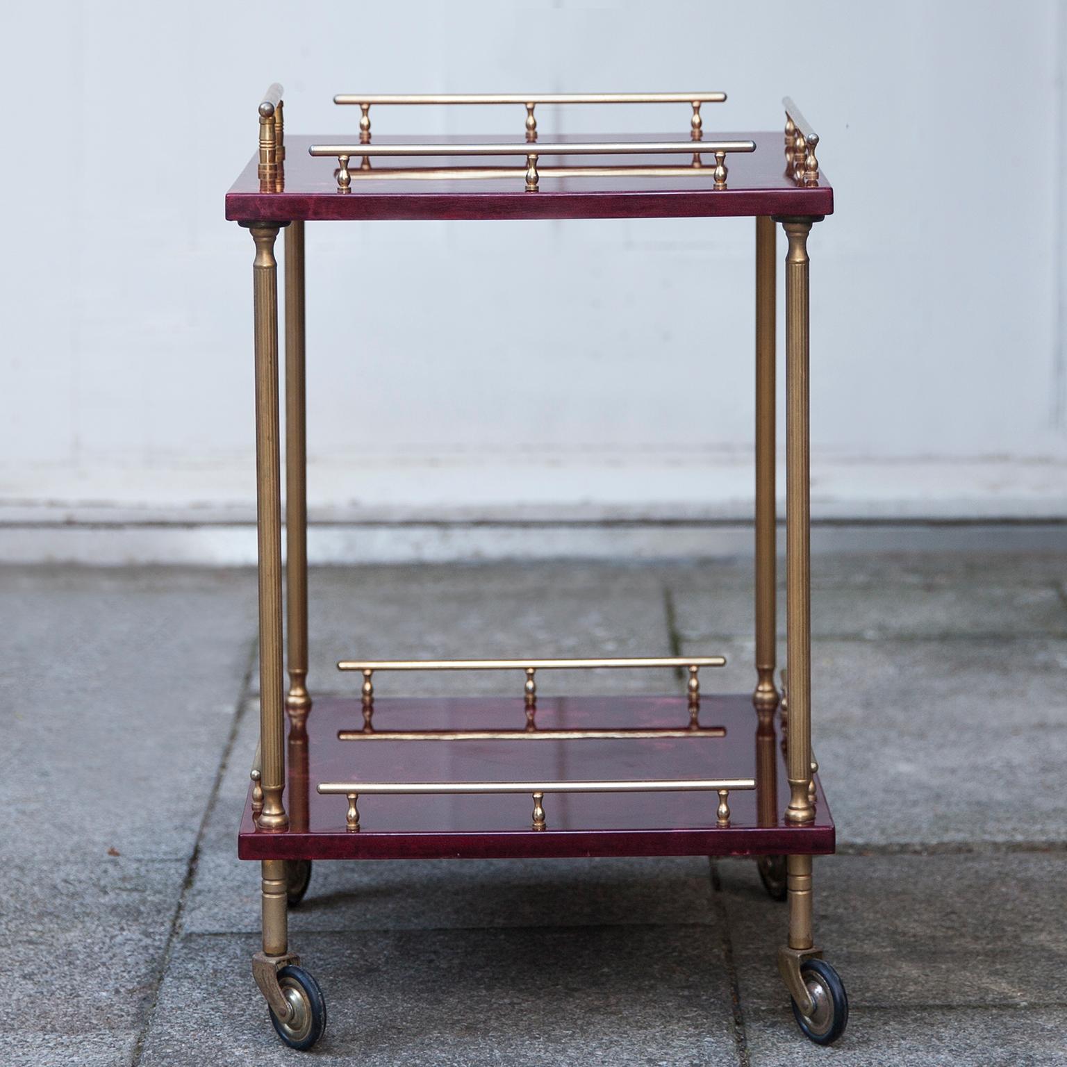 Wonderful bar cart of Aldo Tura in lacquered goatskin.
This serving cart was executed, circa 1960 in a purple red parchment. Along with artists like Piero Fornasetti and Carlo Bugatti, Aldo Tura (1909-1963) definitely belonged to the mavericks of