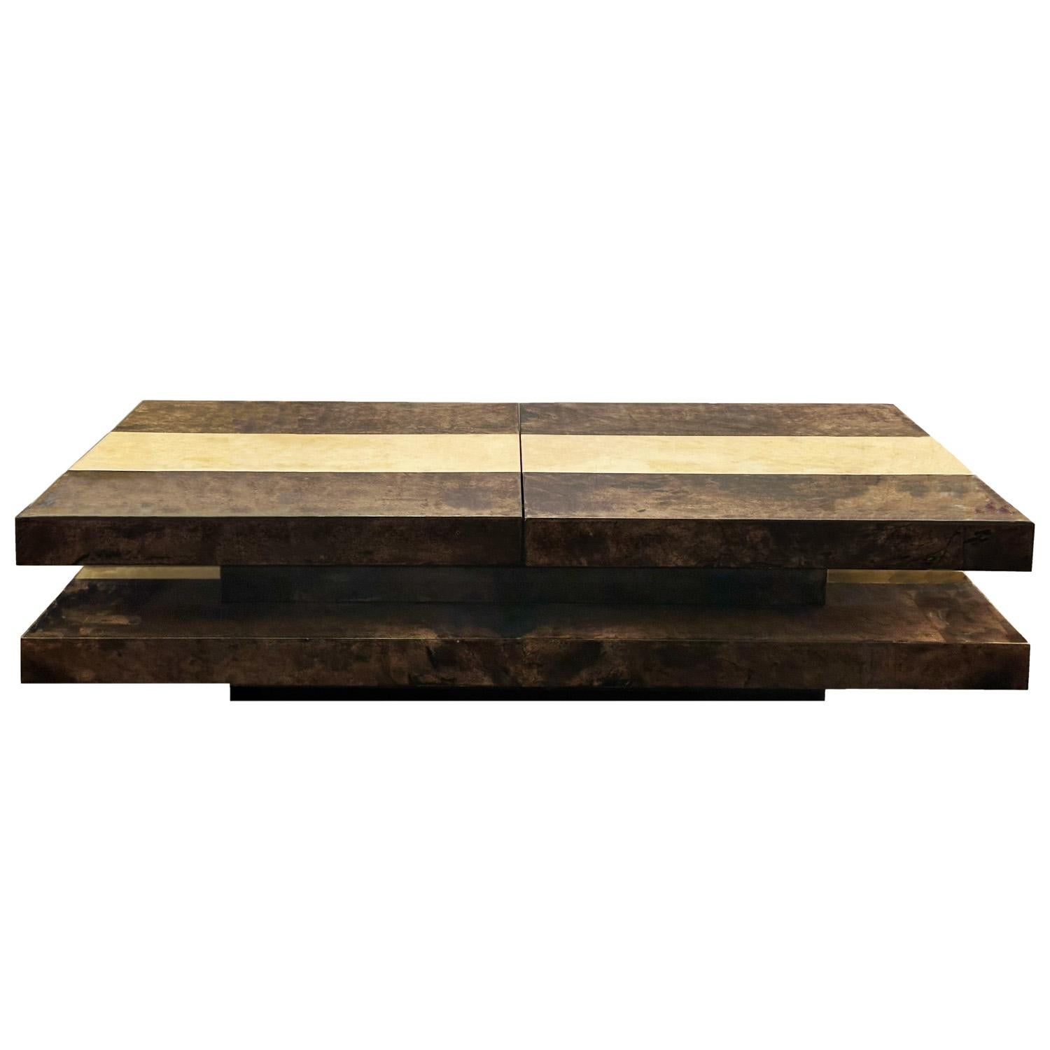 Tout au long de sa carrière, le designer italien Aldo Tura s'est distingué par son approche distincte du mobilier et de la décoration d'intérieur. Pilier du mouvement de design italien de l'après-guerre, le travail de Tura mettait l'accent à la fois