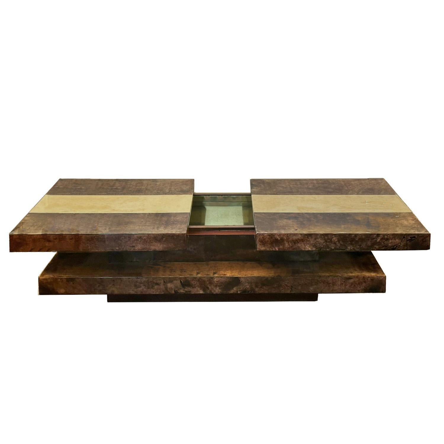 Moderne Aldo Tura Tiered Lacquered Goatskin Cocktail Table with Concealed Bar, 1970s en vente