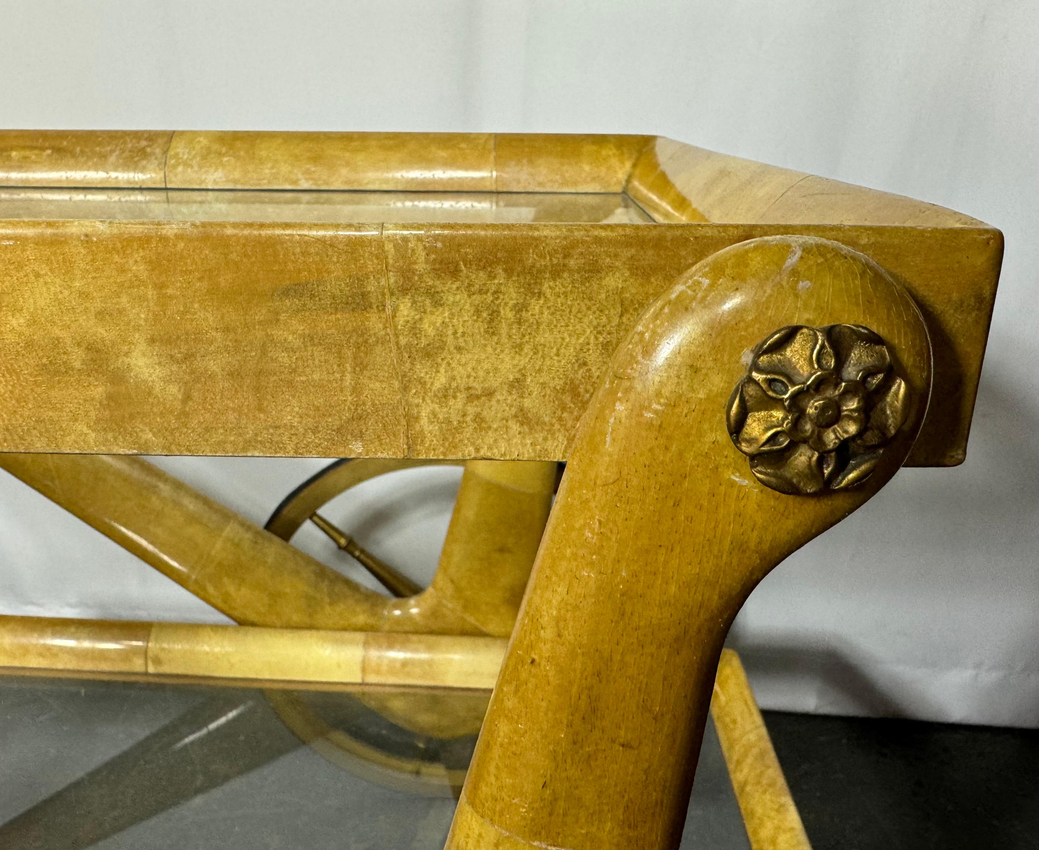 Trolley Aldo Tura en peau de chèvre circa 1950.conserve sa finition d'origine, patine, quelques pertes à la finition de la peau de chèvre et réparation de la jambe avant / centrale (voir photo) mon avis ,l'un de ses meilleurs designs Livraison à la