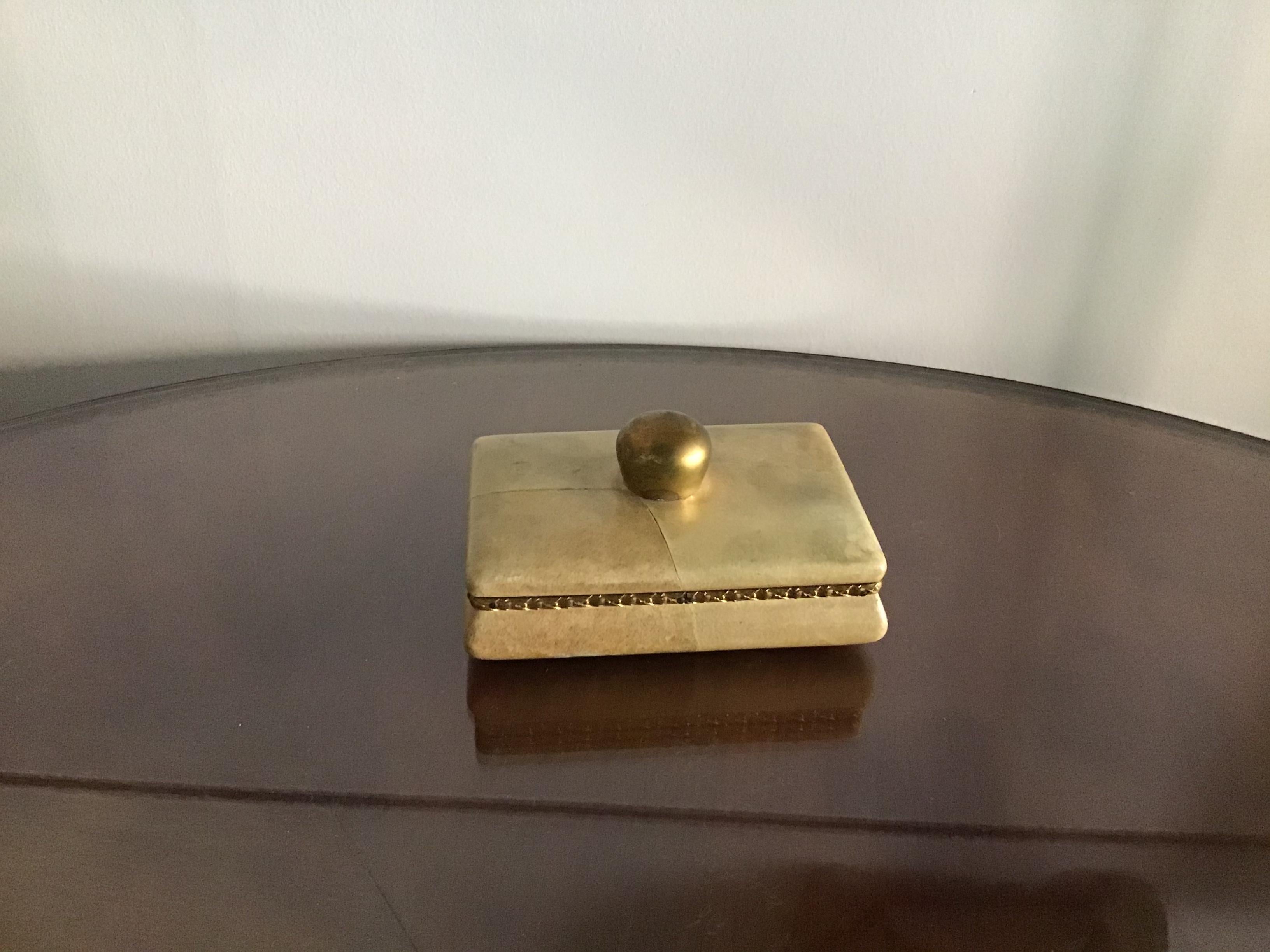 Aldo Tura Joyero de madera con pergamino y pomo dorado, 1950, Italia Otro en venta