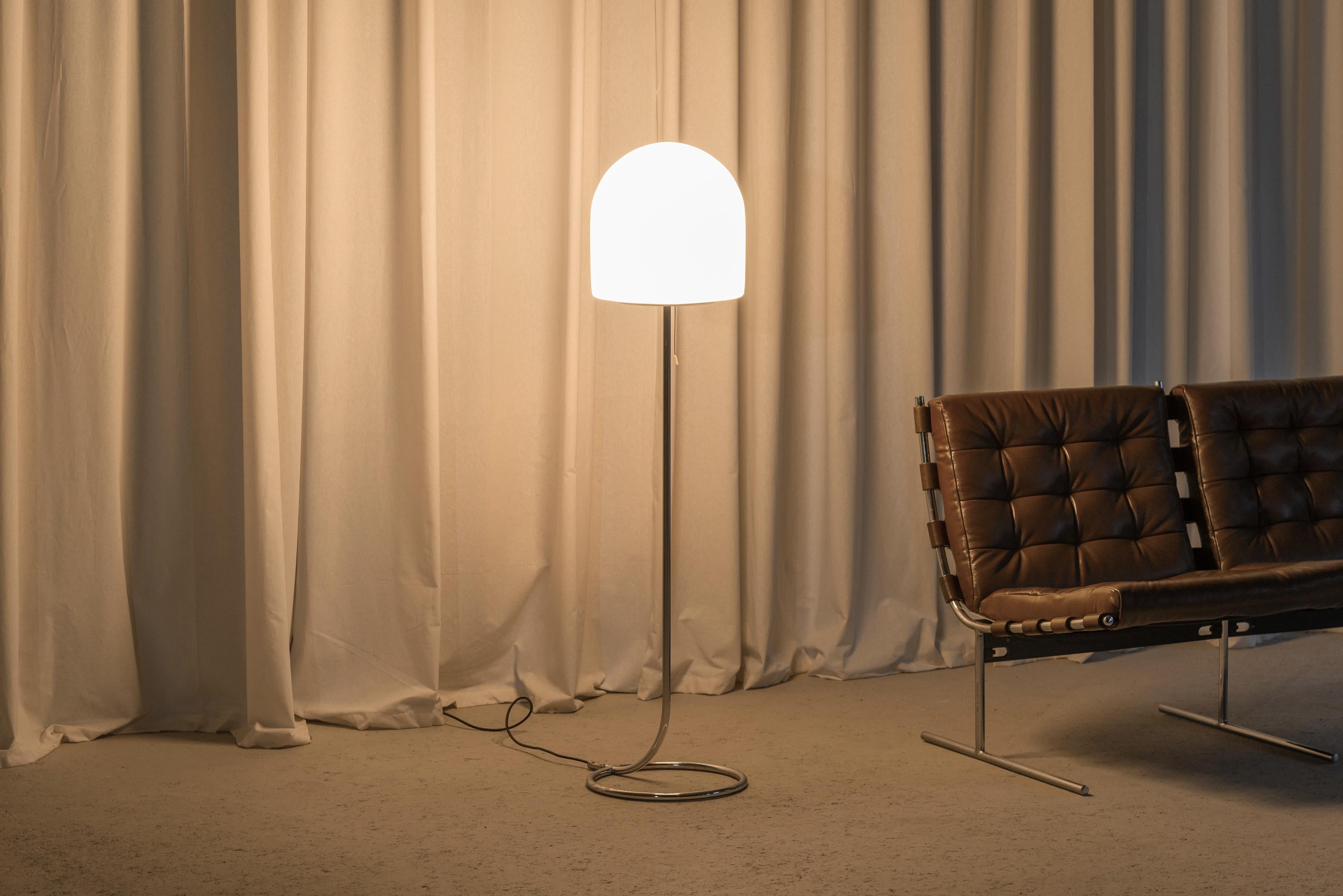Lampadaire minimaliste modèle A251 conçu par Aldo van den Nieuwelaar et fabriqué par Artimeta aux Pays-Bas en 1972. Elle est fabriquée en acier chromé mat avec un abat-jour unique en forme de dôme en verre dépoli blanc laiteux. La tige fine se