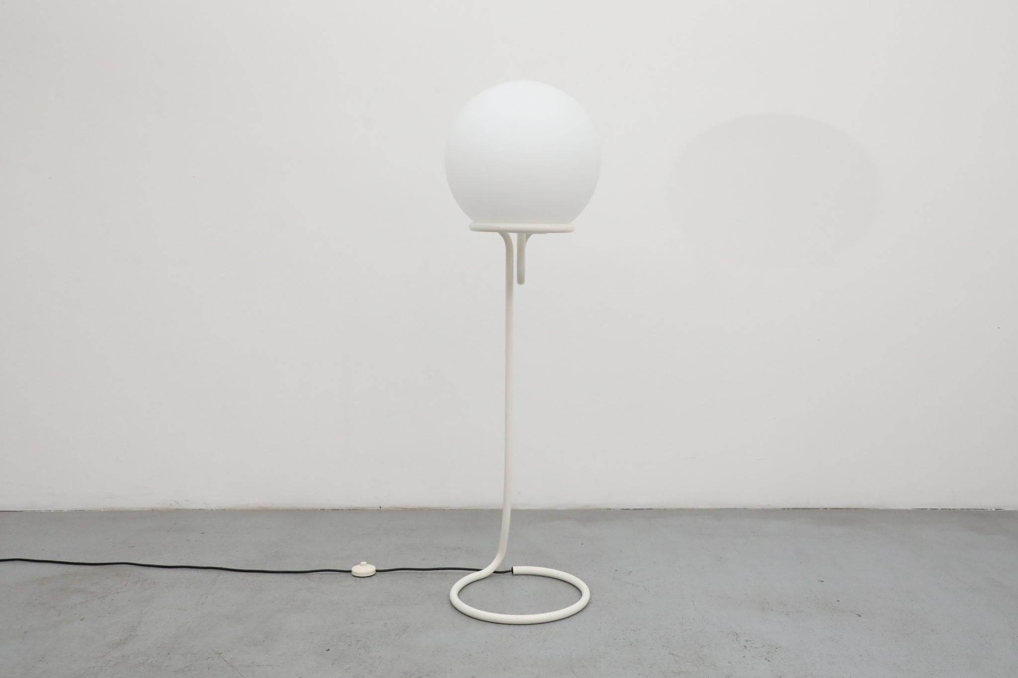 Un lampadaire emblématique de la modernité hollandaise du milieu du siècle, le 
