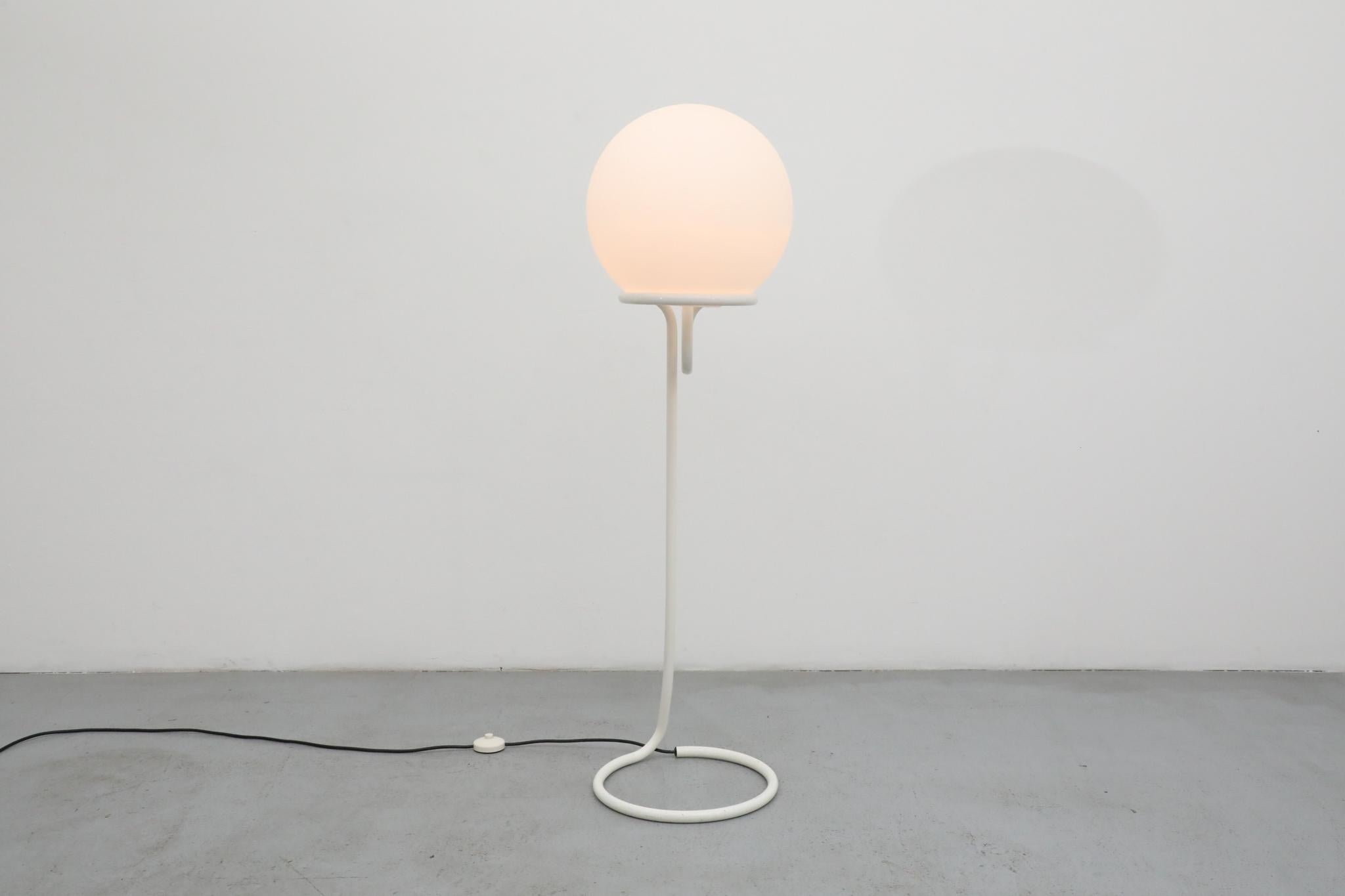 Mid-Century Modern Aldo van den Nieuwelaar Lampadaire 'Globe' pour DEN, hollandais 1967 en vente