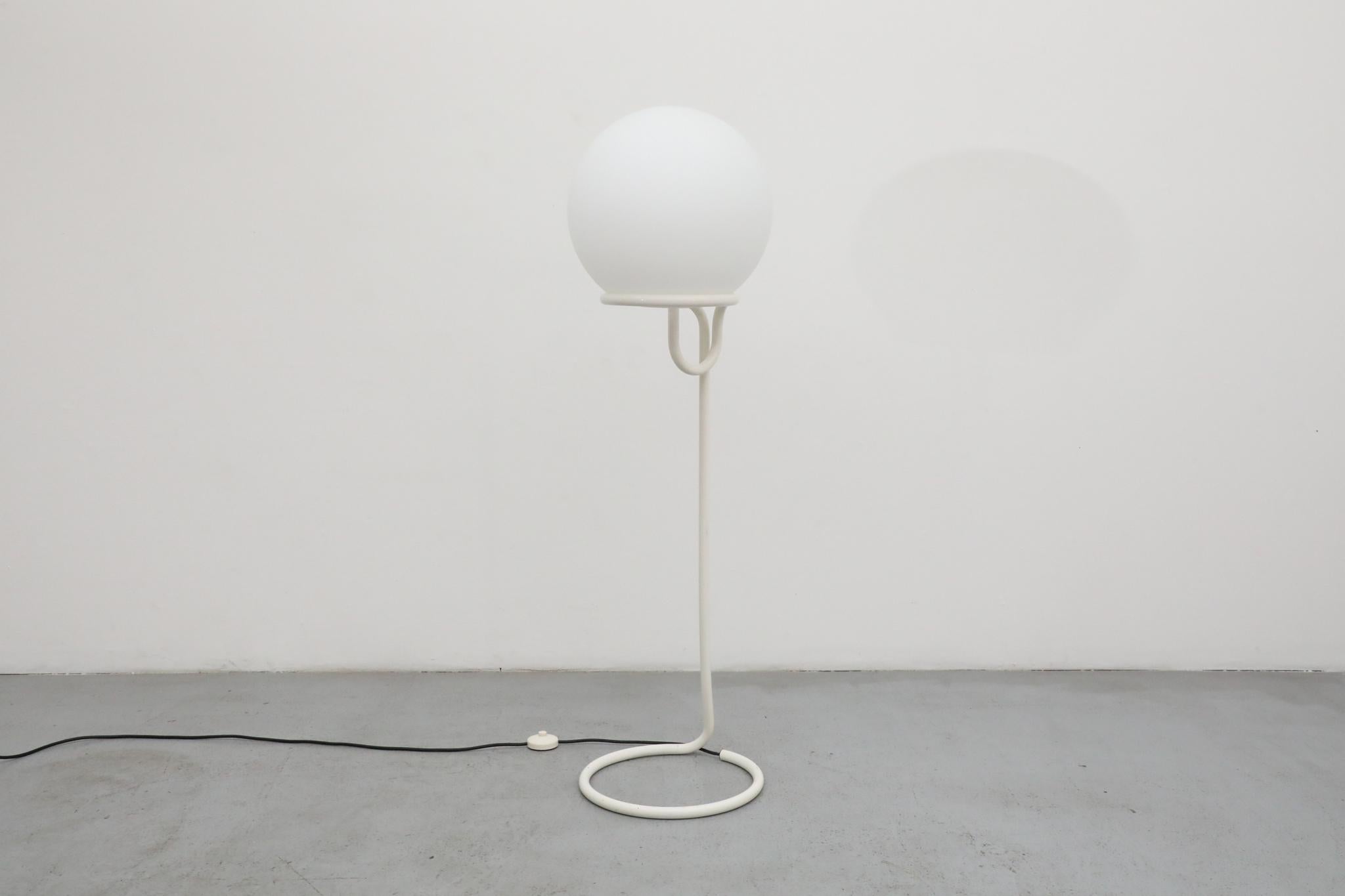 Émaillé Aldo van den Nieuwelaar Lampadaire 'Globe' pour DEN, hollandais 1967 en vente