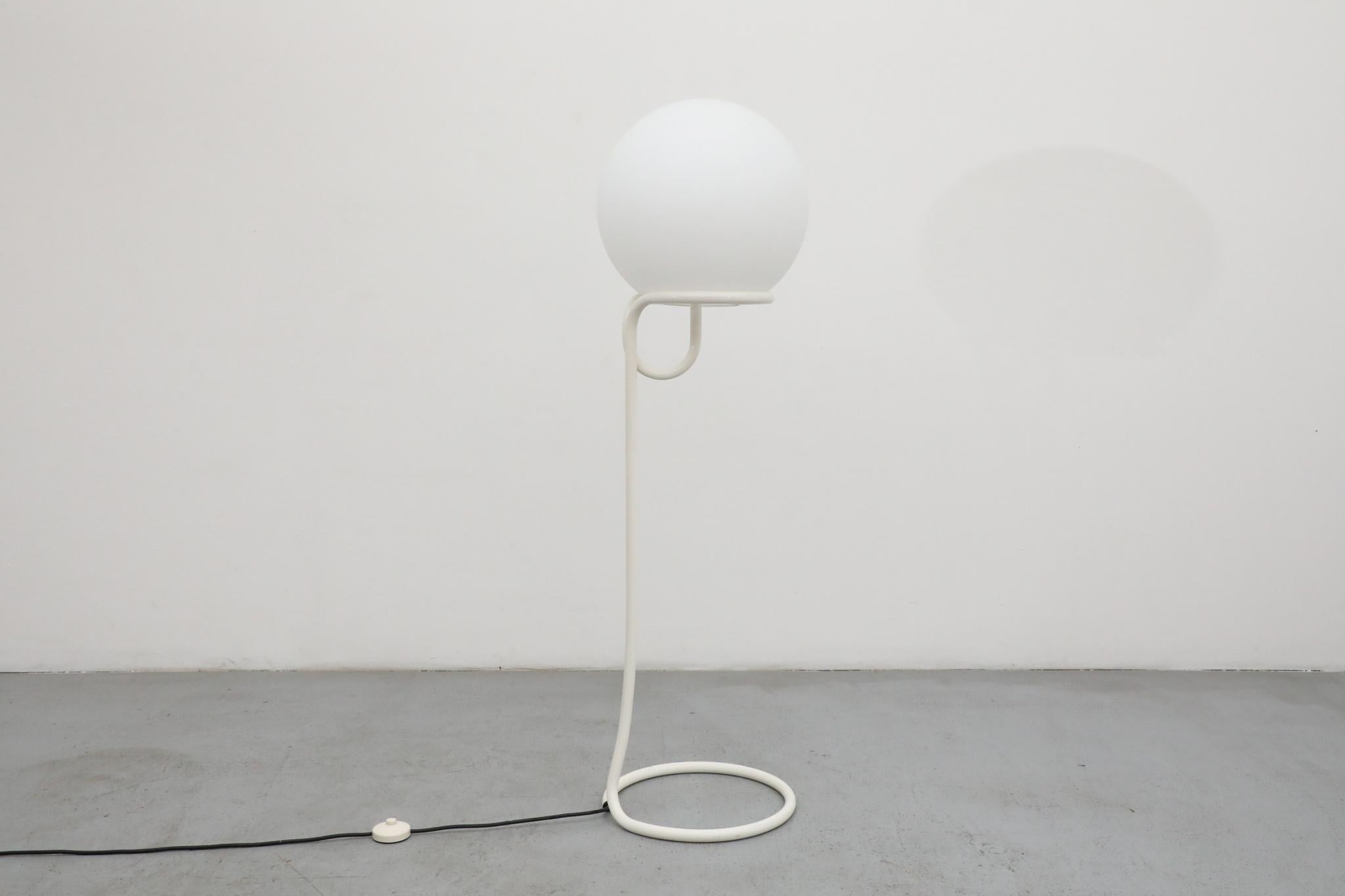 Aldo van den Nieuwelaar Lampadaire 'Globe' pour DEN, hollandais 1967 Bon état - En vente à Los Angeles, CA