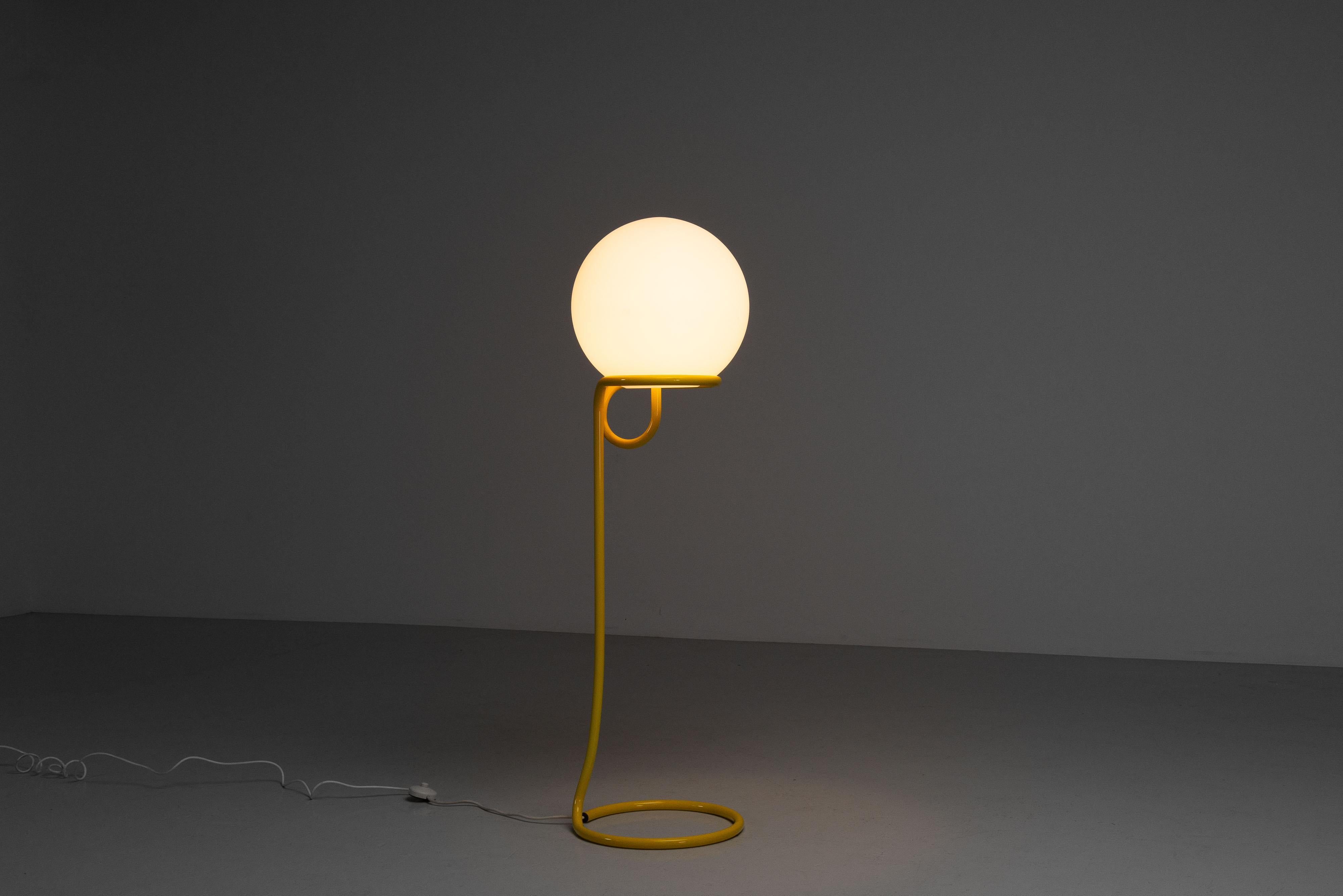 Aldo vd Nieuwelaar Globus-Stehleuchte Domani 1967 im Angebot 5