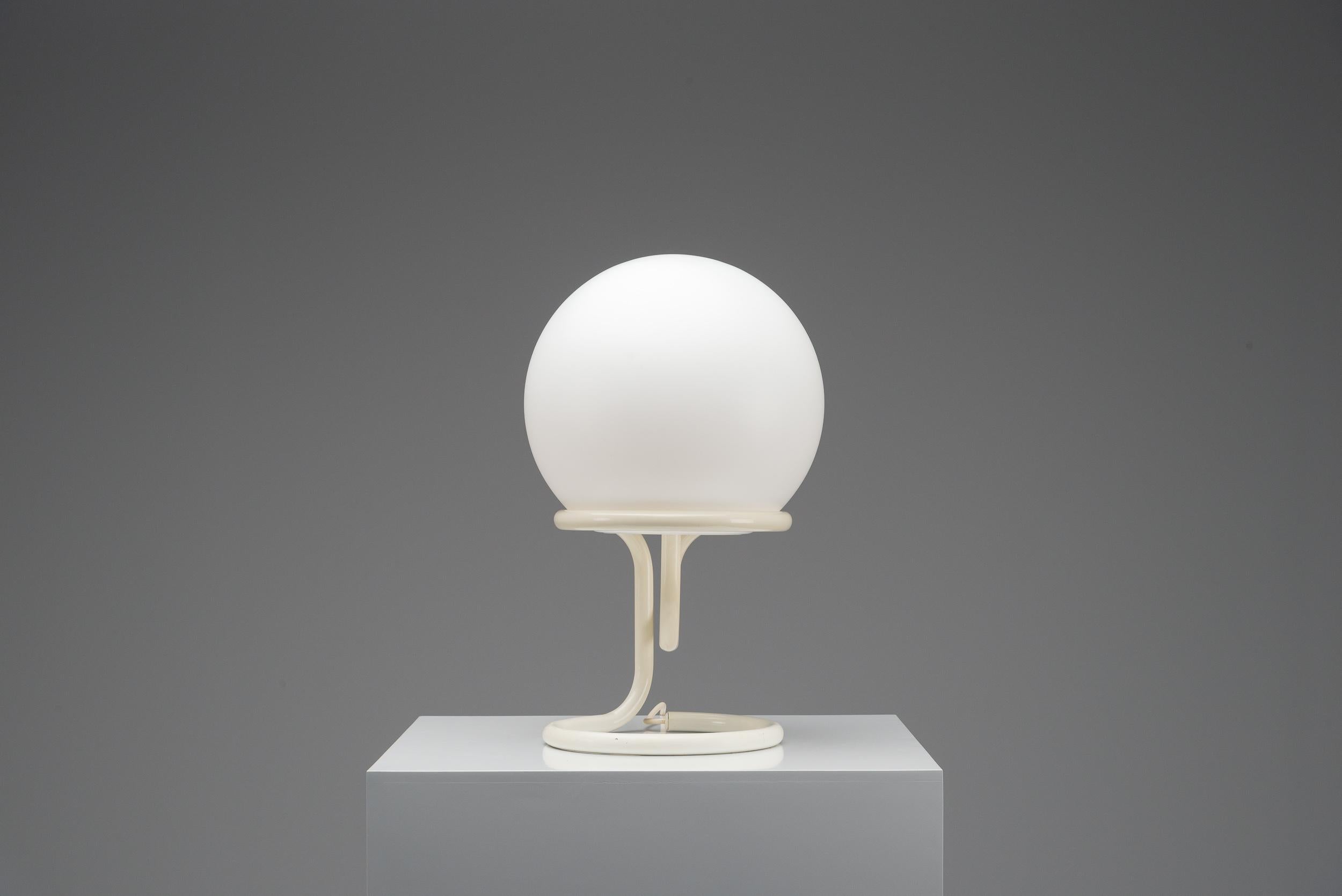 Kühle, minimalistische Stehleuchte 