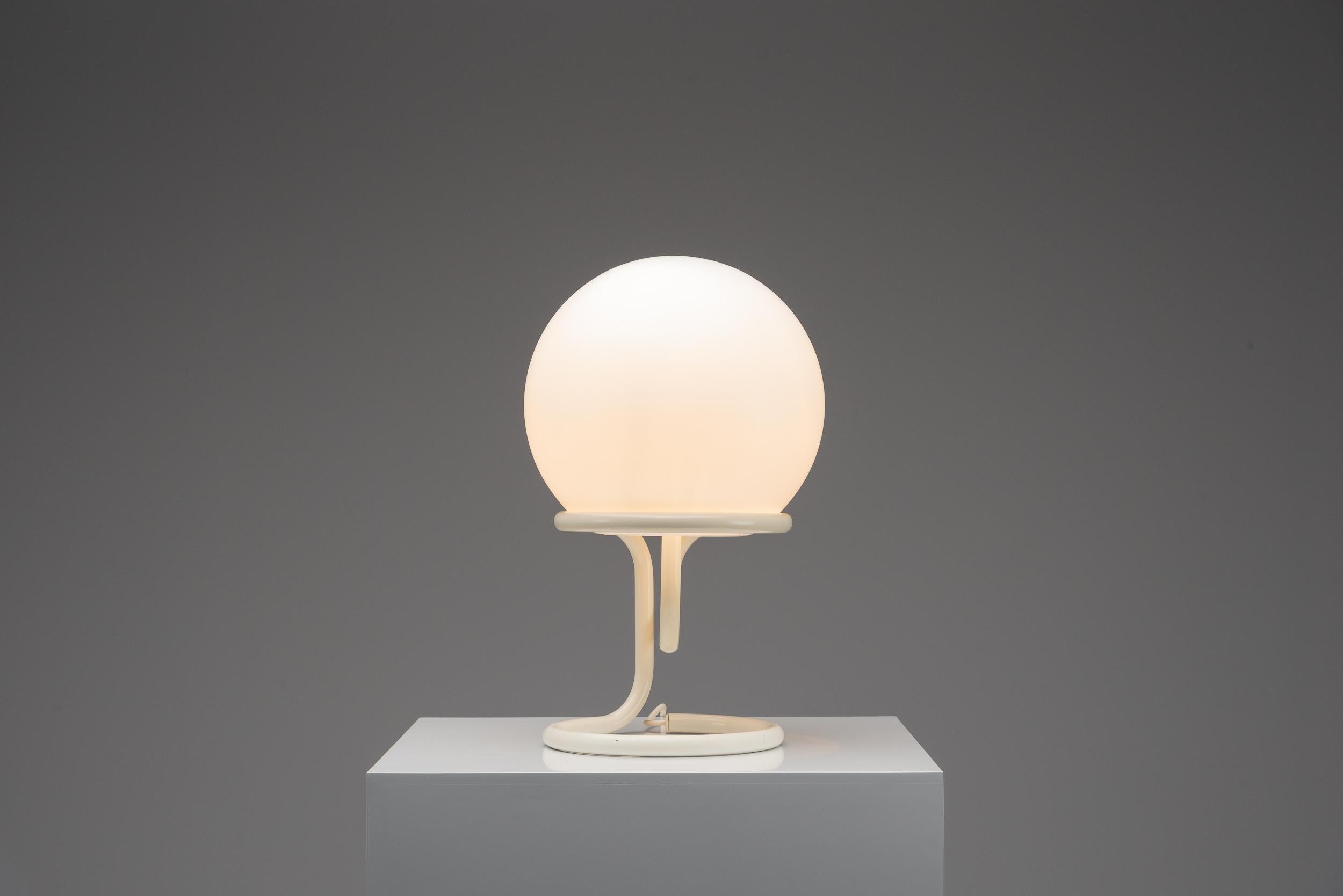 Aldo vd Nieuwelaar Globus-Tischlampe Domani, Niederlande 1967 (Moderne der Mitte des Jahrhunderts) im Angebot