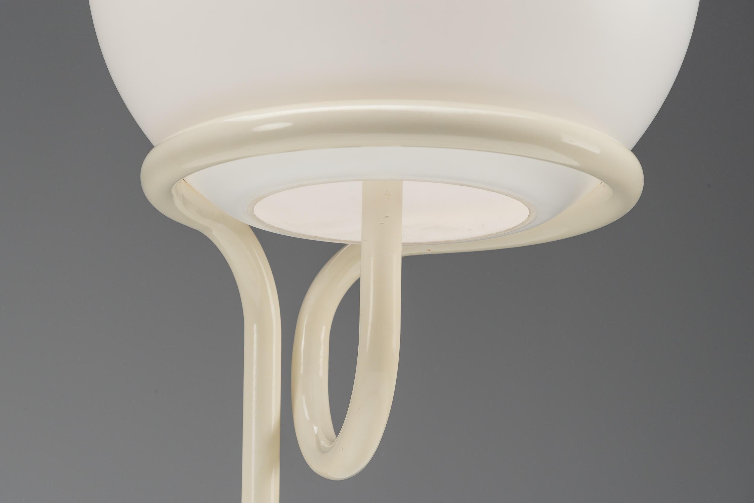 Aldo vd Nieuwelaar Globus-Tischlampe Domani, Niederlande 1967 im Zustand „Gut“ im Angebot in Roosendaal, Noord Brabant