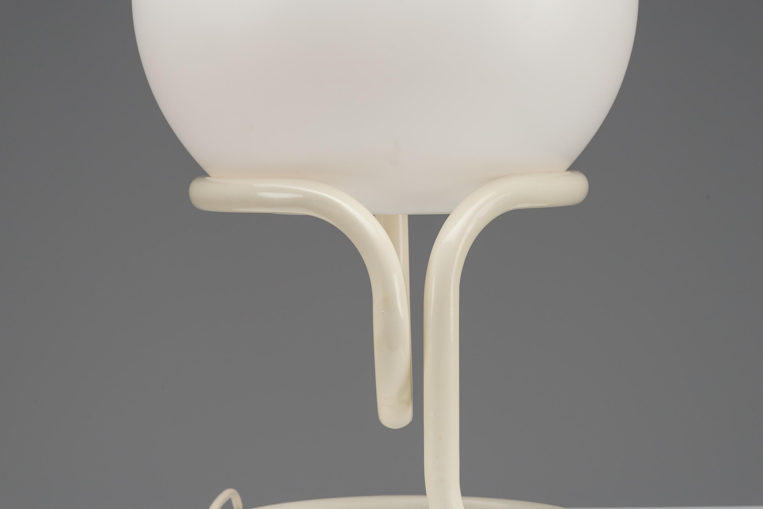 Aldo vd Nieuwelaar Globus-Tischlampe Domani, Niederlande 1967 (Metall) im Angebot