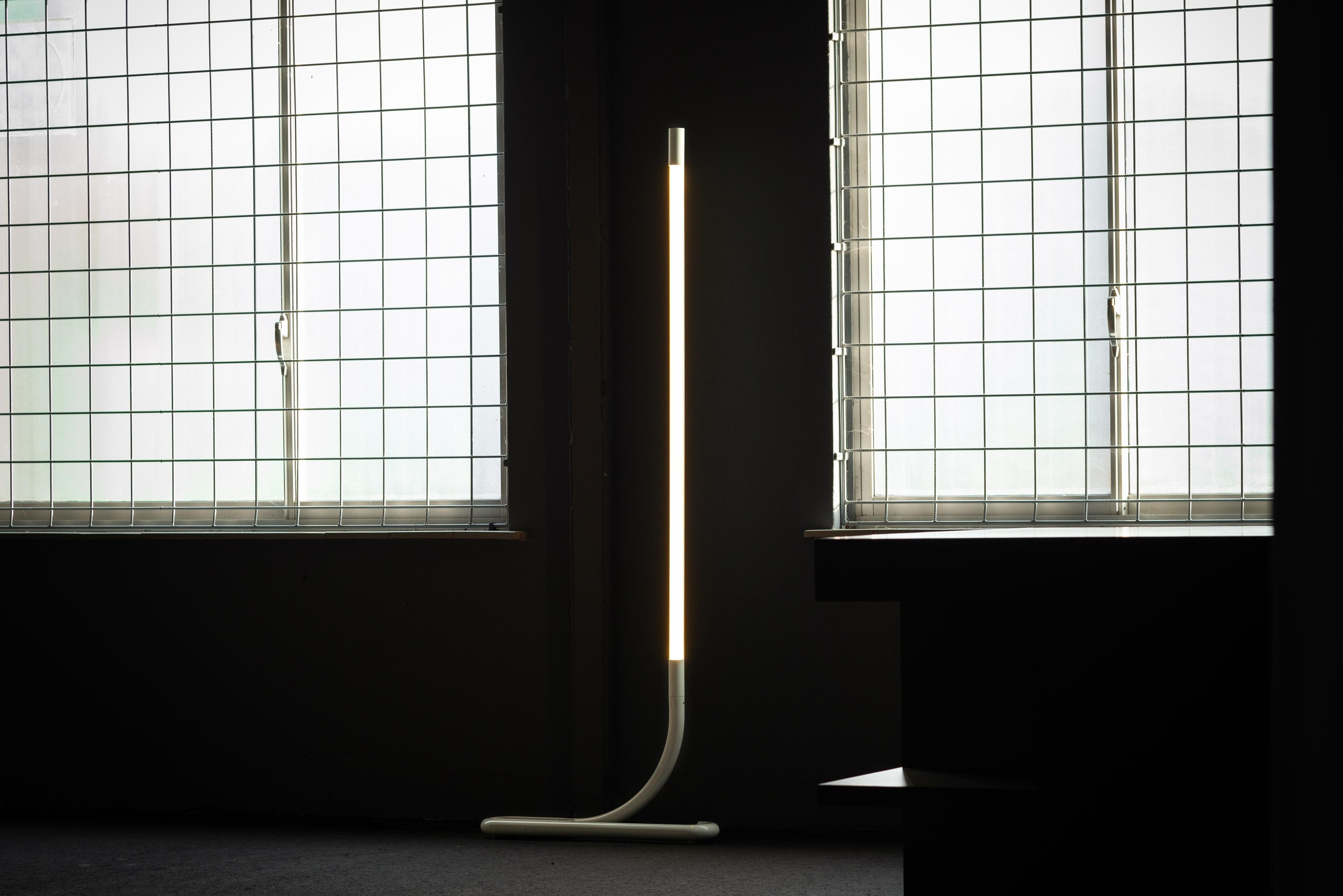 Lampada da terra TC2, pura e minimalista, disegnata da Aldo van den Nieuwelaar e prodotta da Artimeta, Paesi Bassi 1972. Questa lampada da terra ha una forma straordinaria e la base contiene il trasformatore che è abbastanza pesante da fungere anche