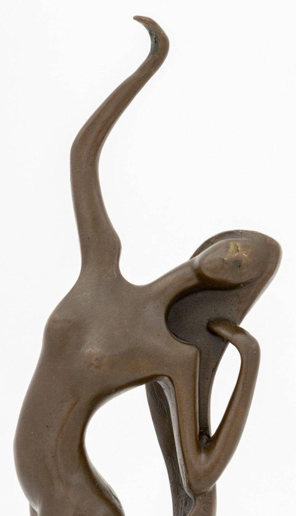 Aldo Vitaleh (italiano, XX) Donna nuda in piedi, scultura in bronzo patinato, firmata sulla base, montata su un basamento circolare ebanizzato. 14,25