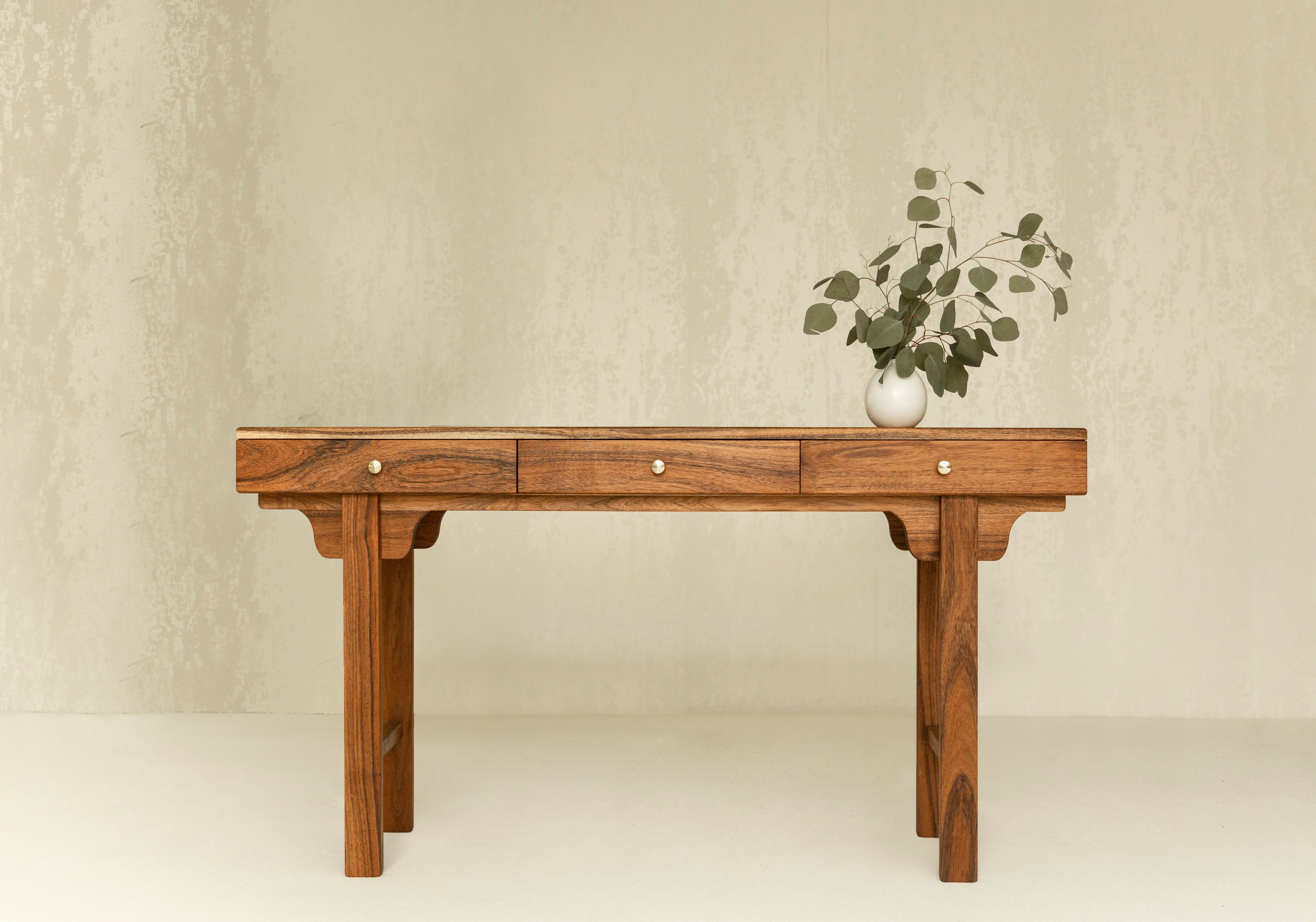 Mid-Century Modern Table d'appoint Aldora conçue par Tana Karei en vente