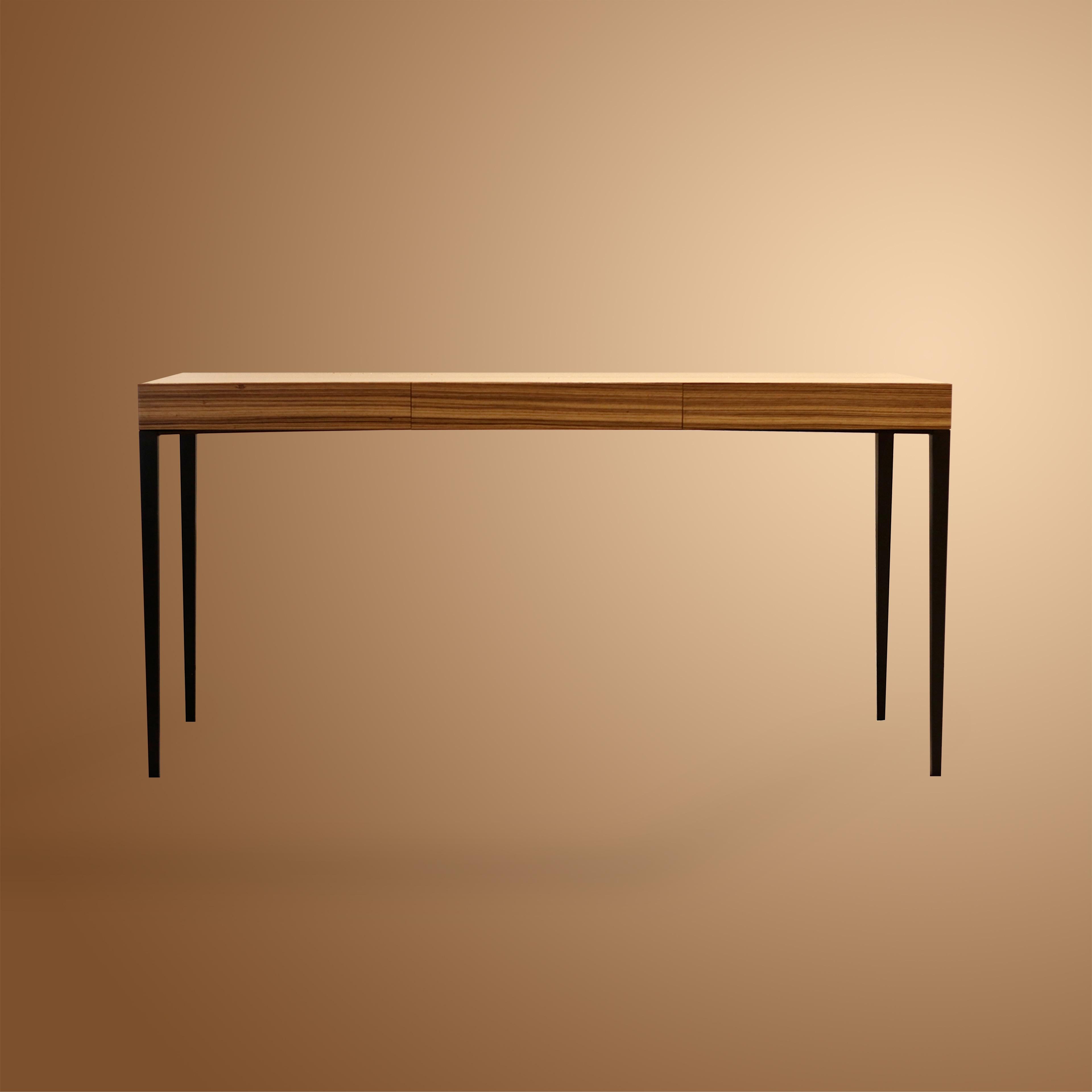 Schreibtisch mit Schubladen aus Zebrano und Metallbeinen, Contemporary Design (Britisch) im Angebot