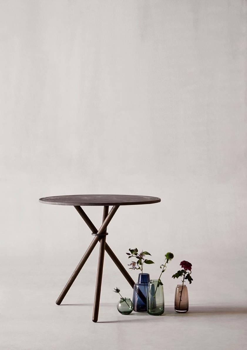 Moderne Table de café Aldric à plateau en béton foncé et pieds en Oak foncé par Eberhart Furniture en vente
