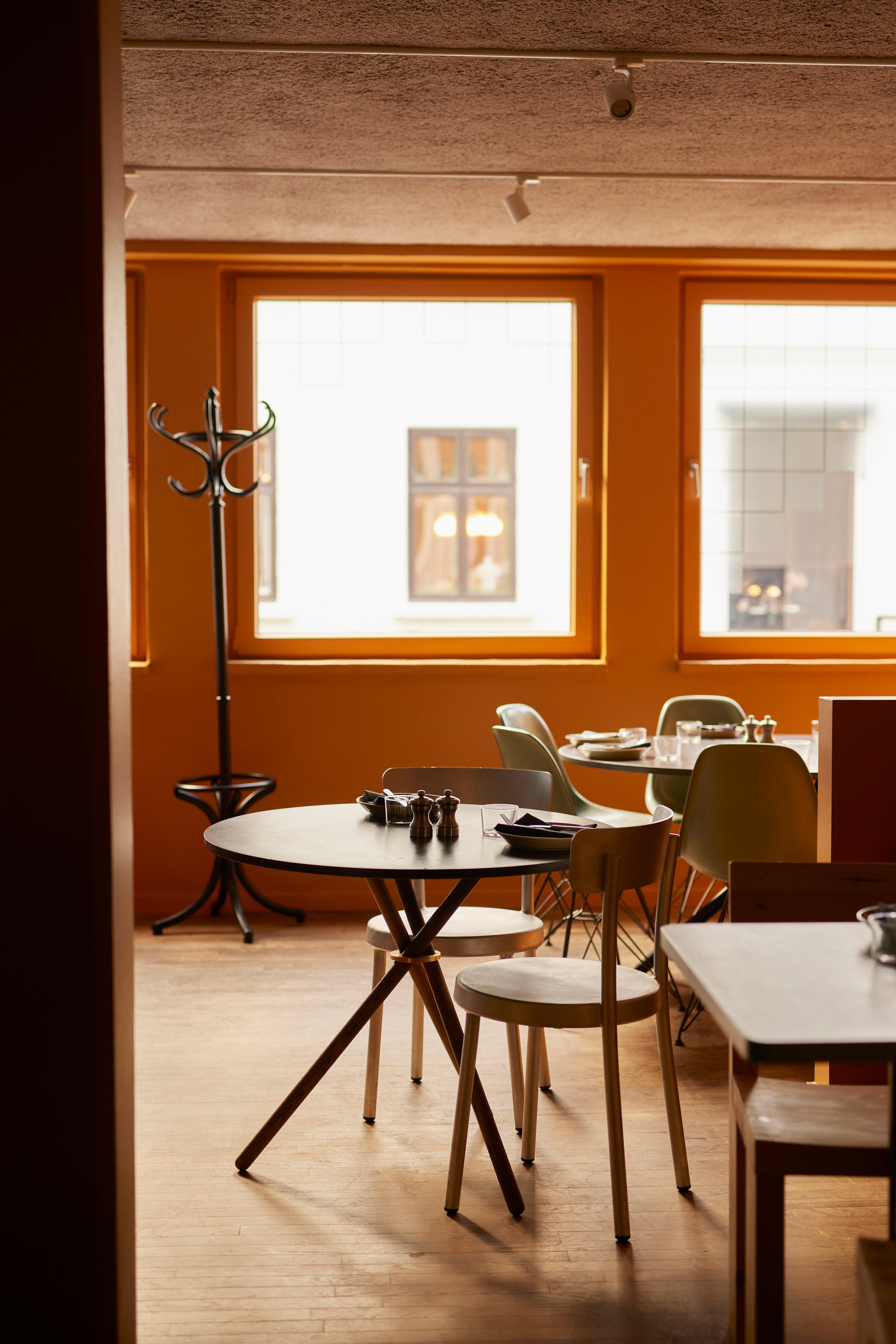 Danois Table de café Aldric à plateau en béton foncé et pieds en Oak foncé par Eberhart Furniture en vente