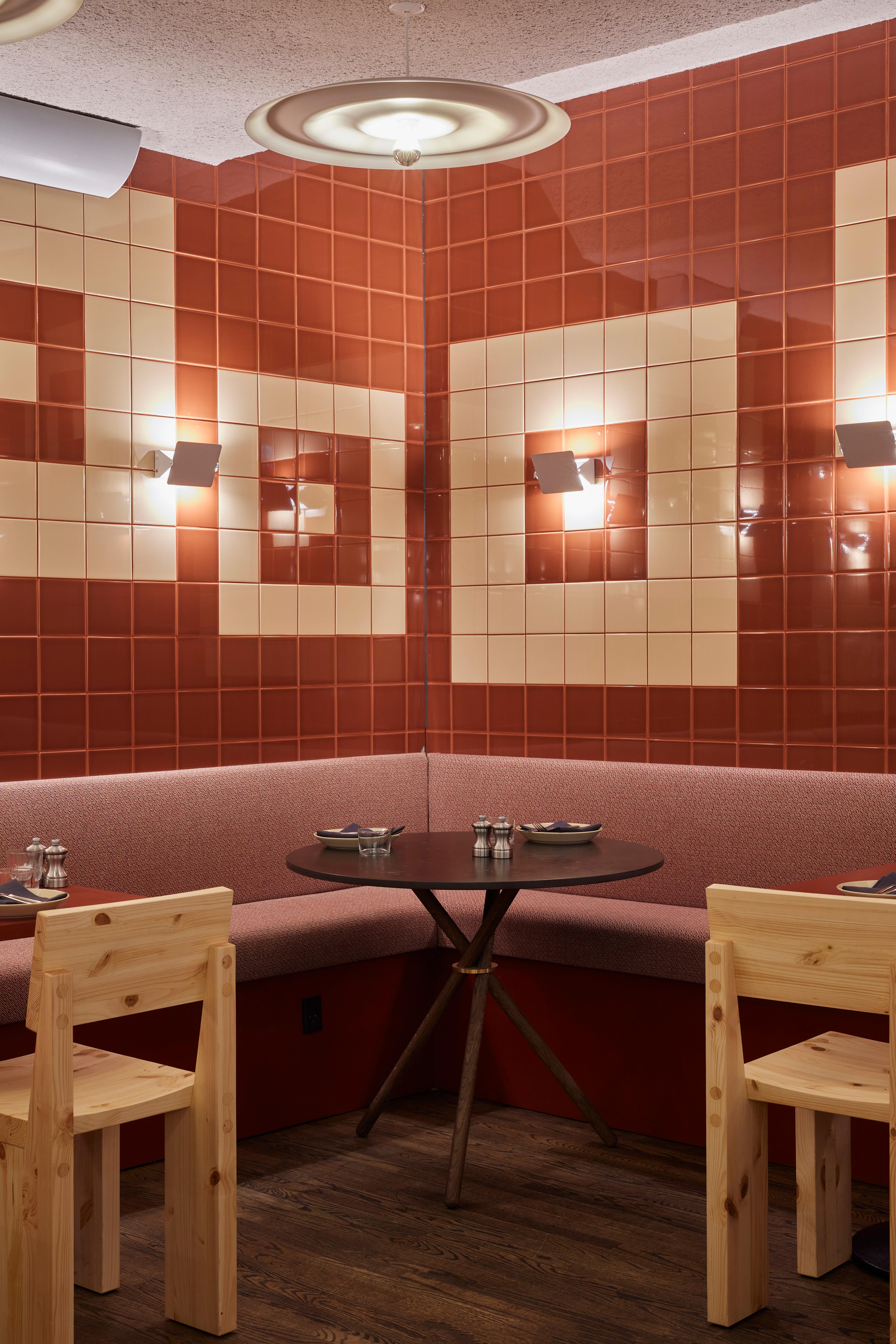 Table de café Aldric à plateau en béton foncé et pieds en Oak foncé par Eberhart Furniture Neuf - En vente à Geneve, CH