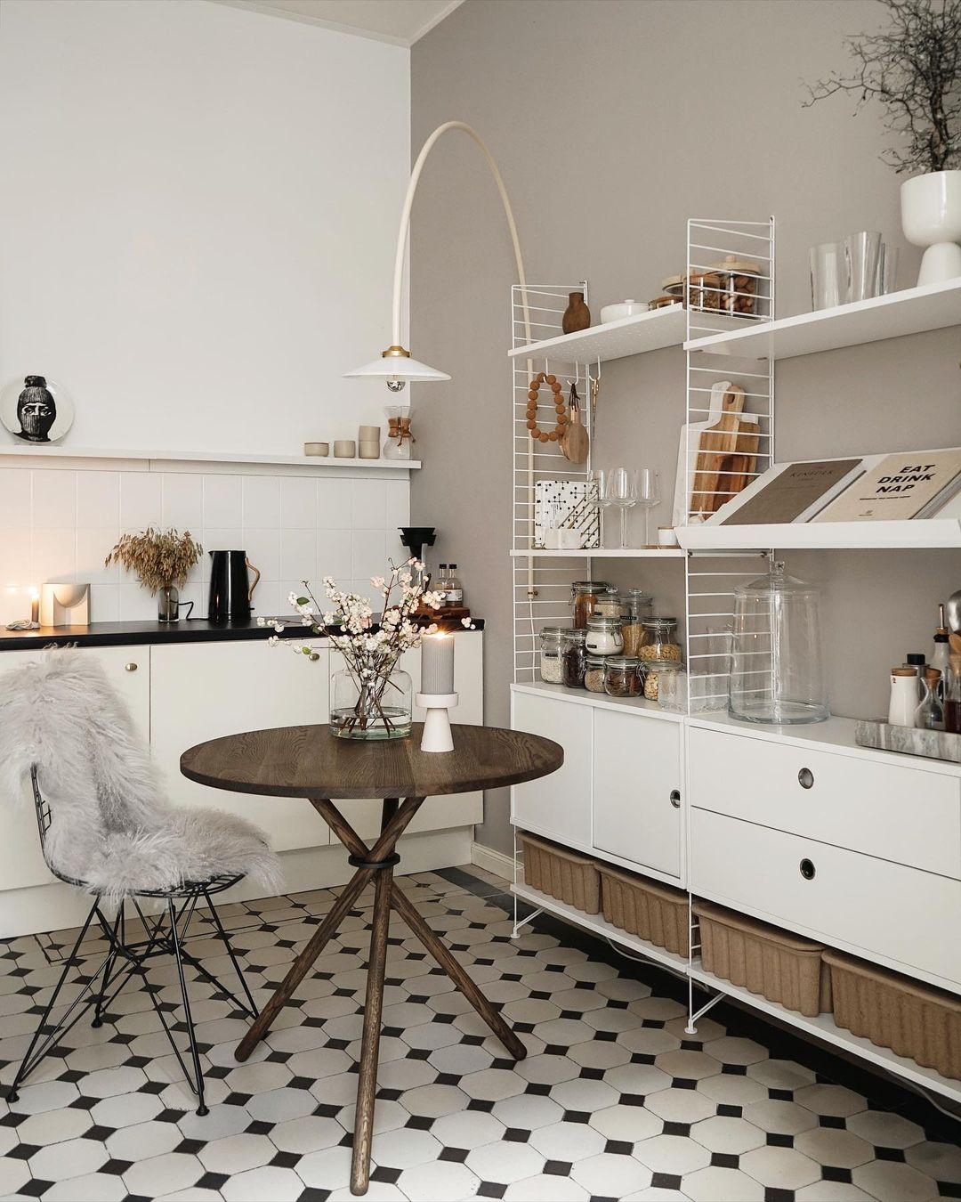 Table de café en chêne foncé Aldric par Eberhart Furniture
Dimensions : D 80 x H 73 cm.
MATERIAL : Chêne foncé, laiton.

Disponible dans d'autres finitions. Veuillez nous contacter.

Aldric, une table de café polyvalente soigneusement conçue pour se