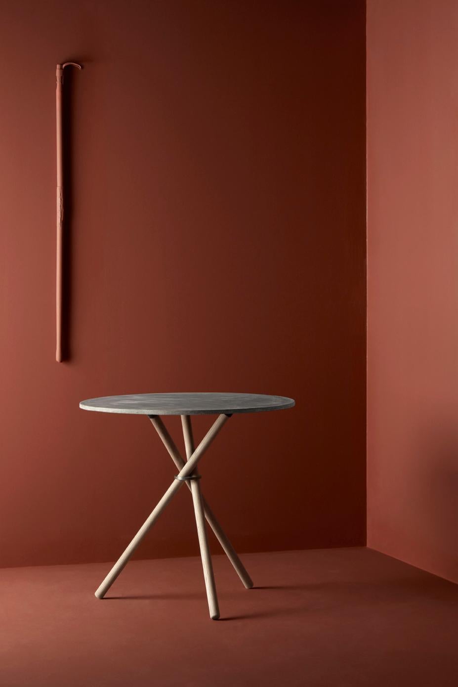 Moderne Table de café Aldric à plateau en béton clair et pieds en Oak Oak Light par Eberhart Furniture en vente