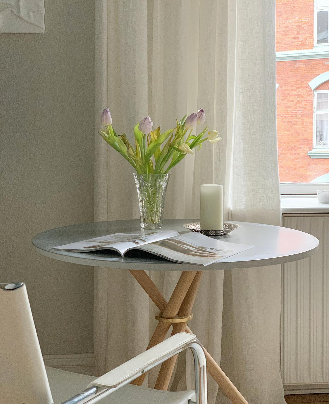 Métal Table de café Aldric à plateau en béton clair et pieds en Oak Oak Light par Eberhart Furniture en vente