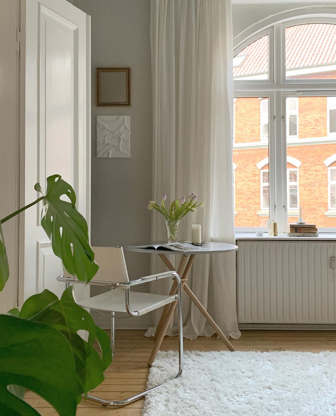 Table de café Aldric à plateau en béton clair et pieds en Oak Oak Light par Eberhart Furniture en vente 1