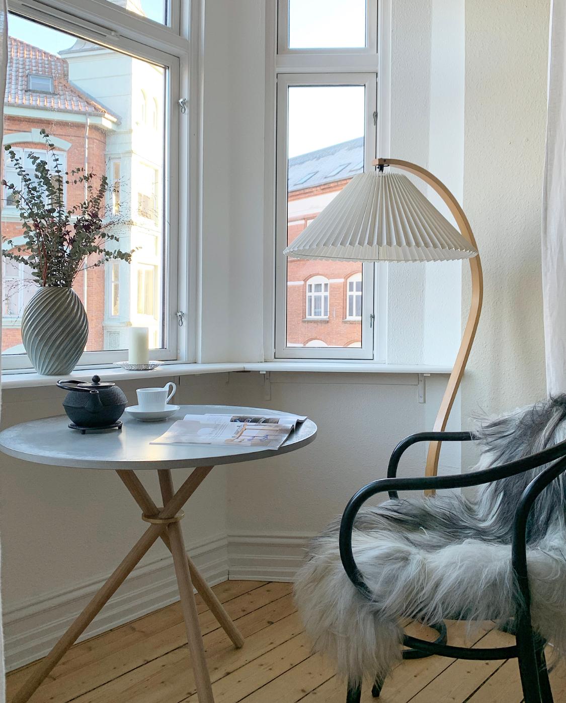 Table de café Aldric à plateau en béton clair et pieds en Oak Oak Light par Eberhart Furniture en vente 2