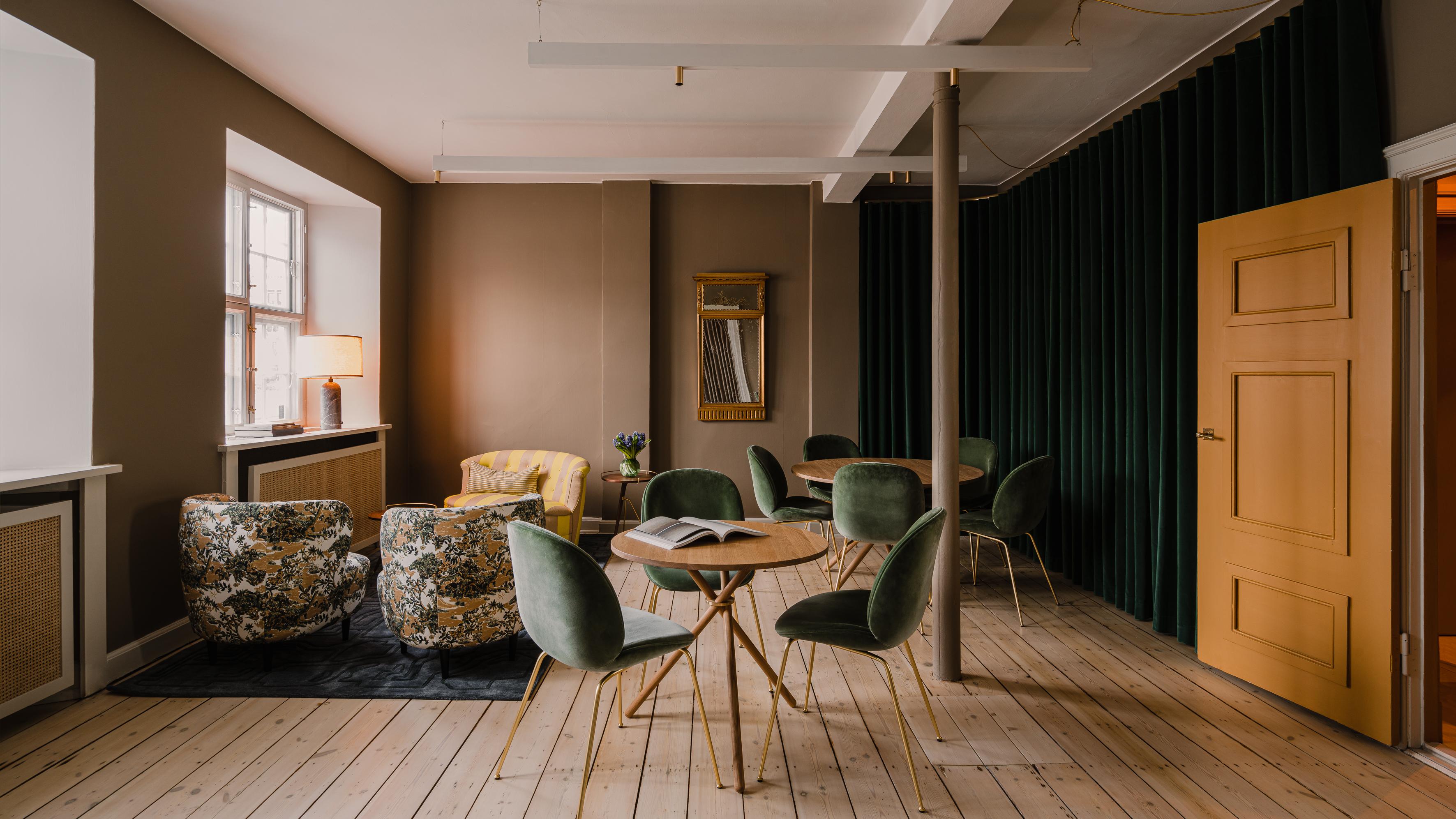 XXIe siècle et contemporain Aldric Light Oak Café Table by Eberhart Furniture en vente