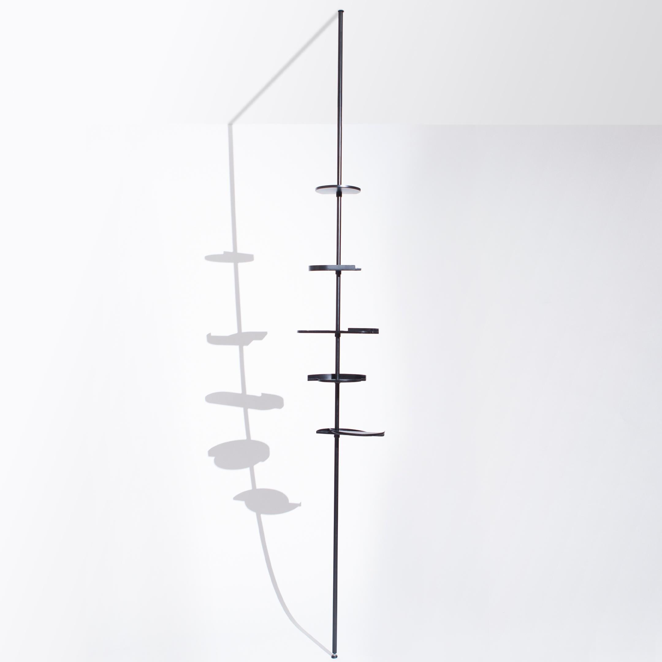 Alea - Étagère télescopique contemporaine minimaliste en métal noir - Édition limitée en vente 1