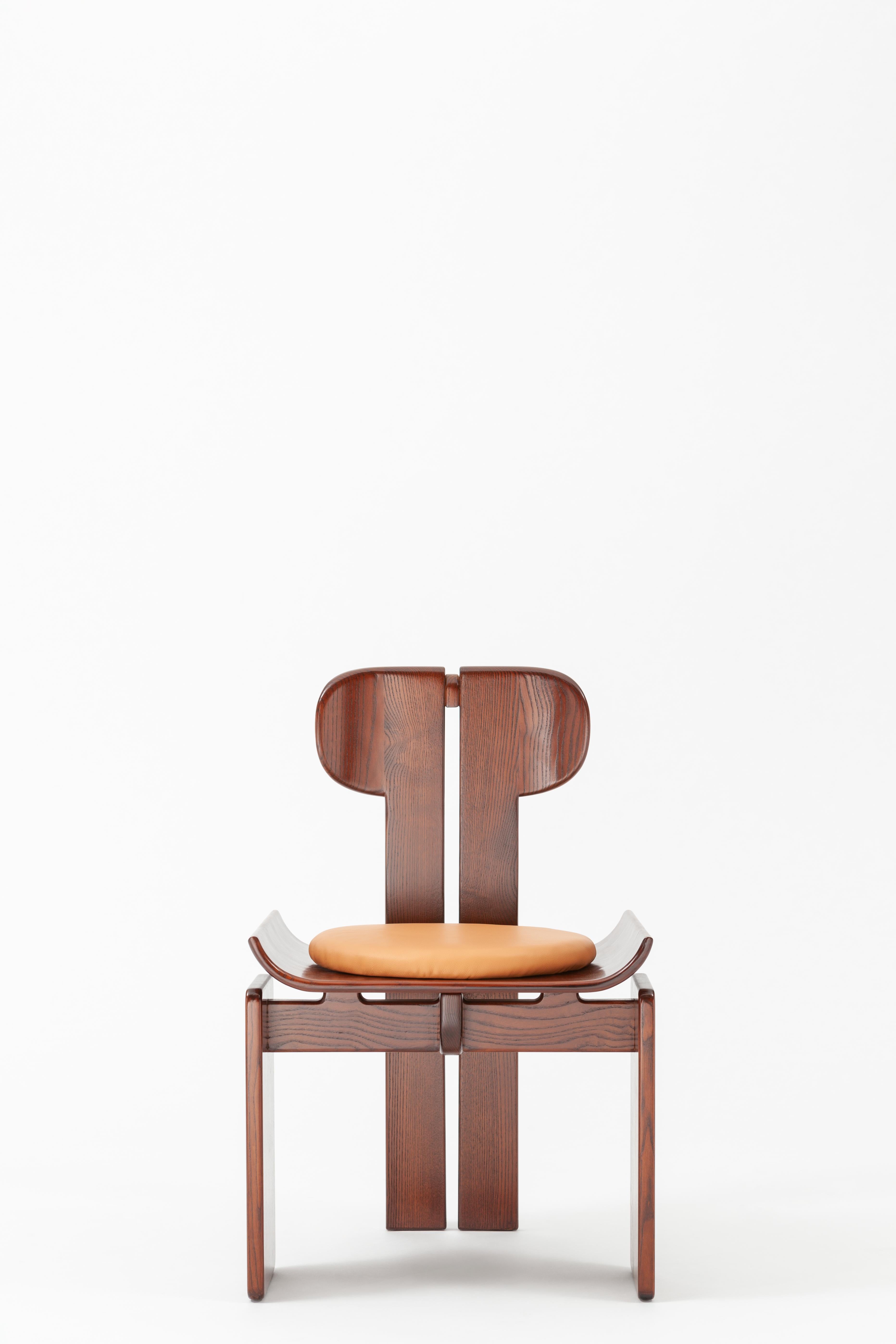 Chaise de salle à manger Alea de SEM
Dimensions : D53 x W50 x H83 cm
MATERIAL : Hêtre laqué mat avec coussin en cuir.

Alea 