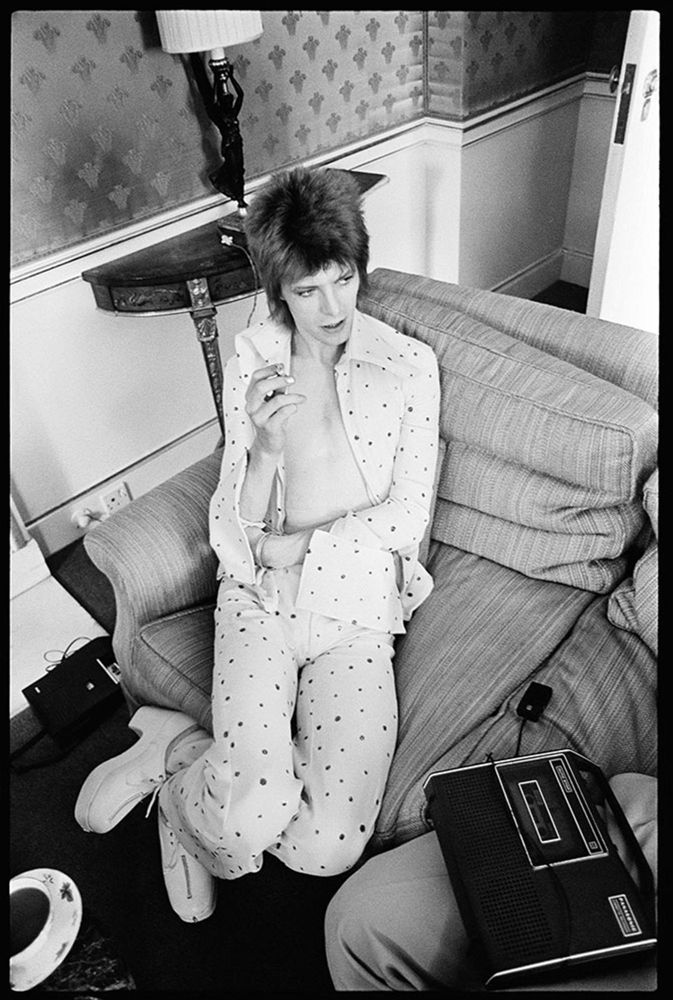Alec Byrne Black and White Photograph – David Bowie im Dorchester Hotel, 1972