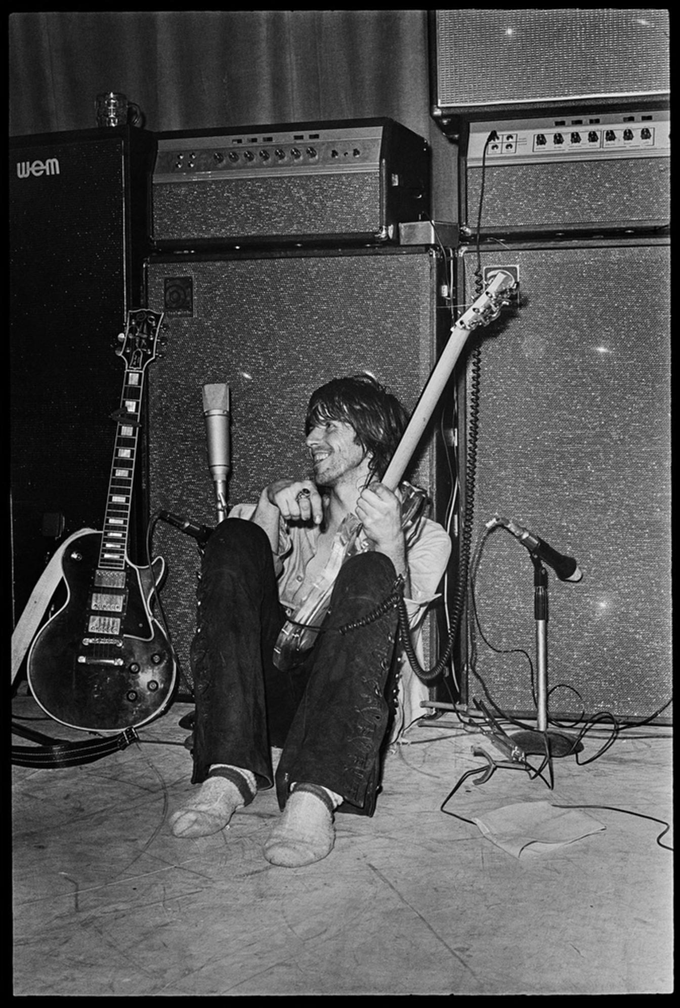 Alec Byrne Portrait Photograph – Keith Richards, Marquee Sound Check, 1971