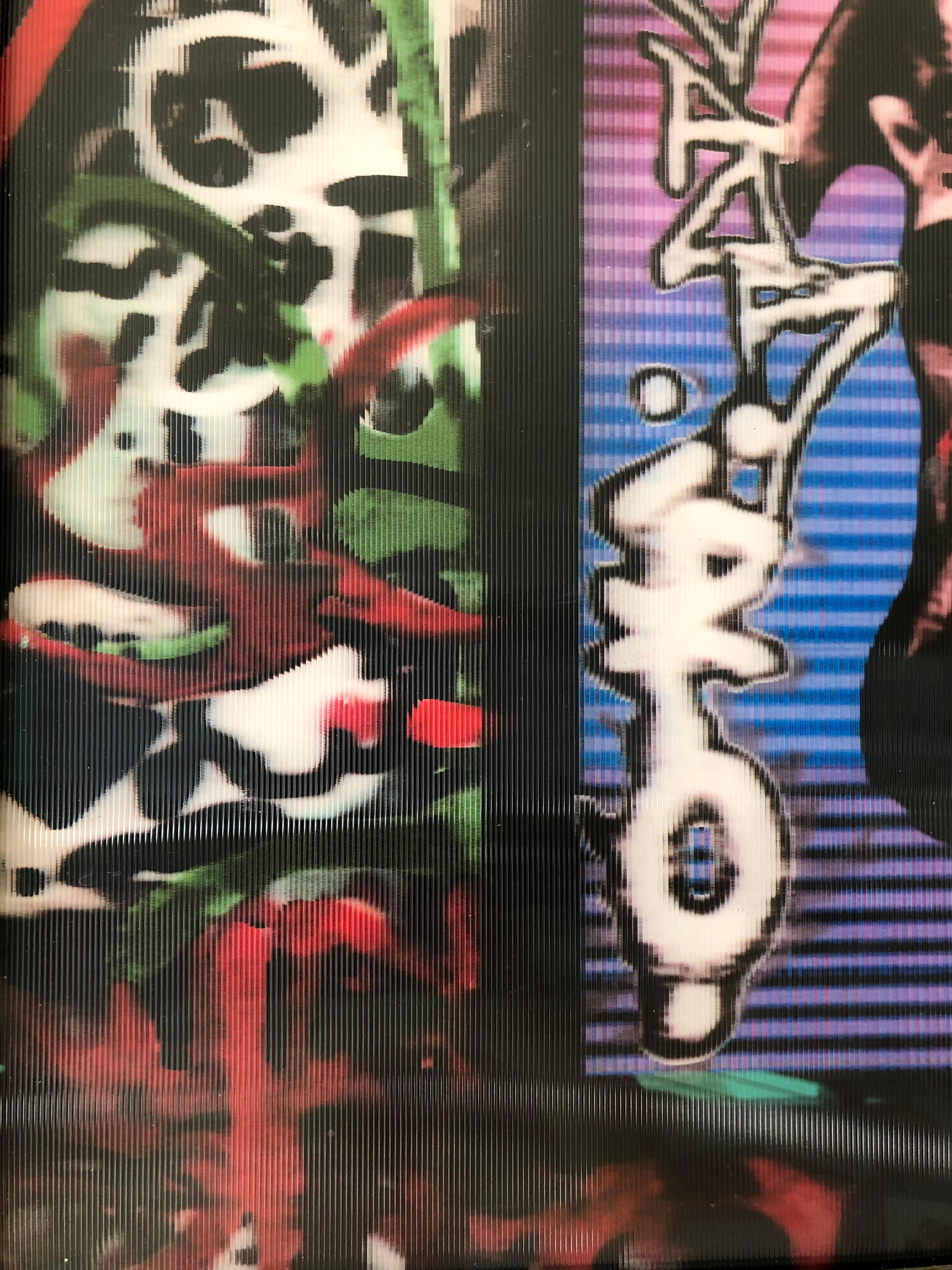 Le Chien de les Frigos - photo lenticulaire, graffiti en rose, rouge, blanc, bleu, noir en vente 1