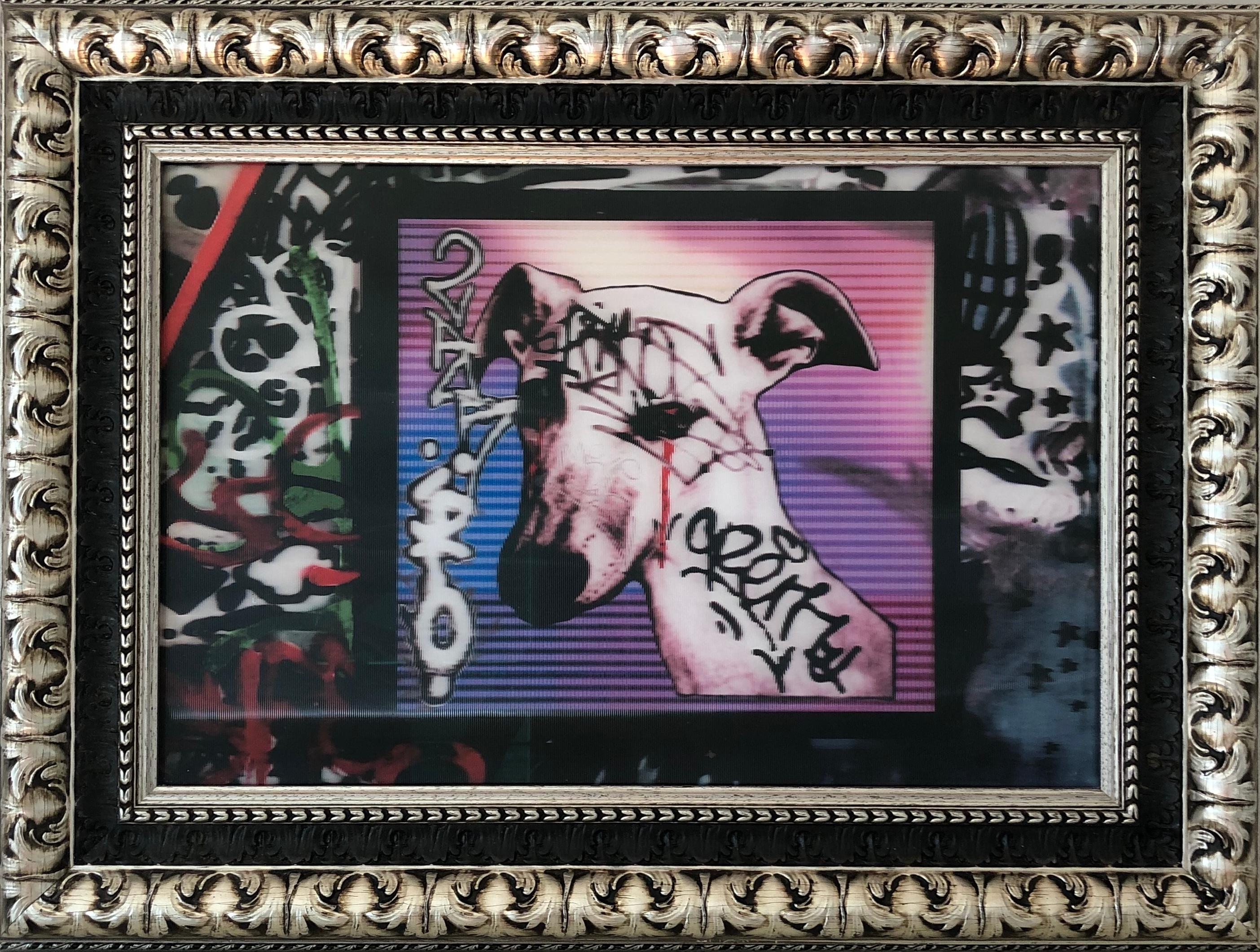 Le Chien de les Frigos - photo lenticulaire, graffiti en rose, rouge, blanc, bleu, noir - Mixed Media Art de Alec Malyshev