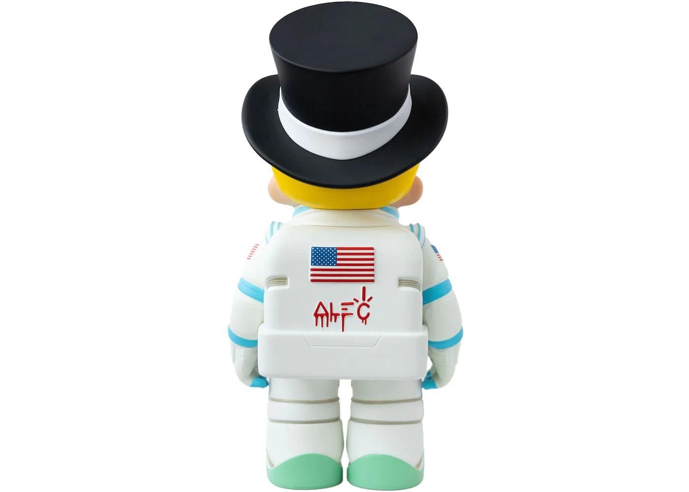 Spaceman Richie Figure 

By Alec Monopoly

Alec Monopoly is a street artist renowned for his distinctive take on pop culture icons, often featuring the Monopoly Man in various playful and subversive situations. His graffiti-style art has gained
